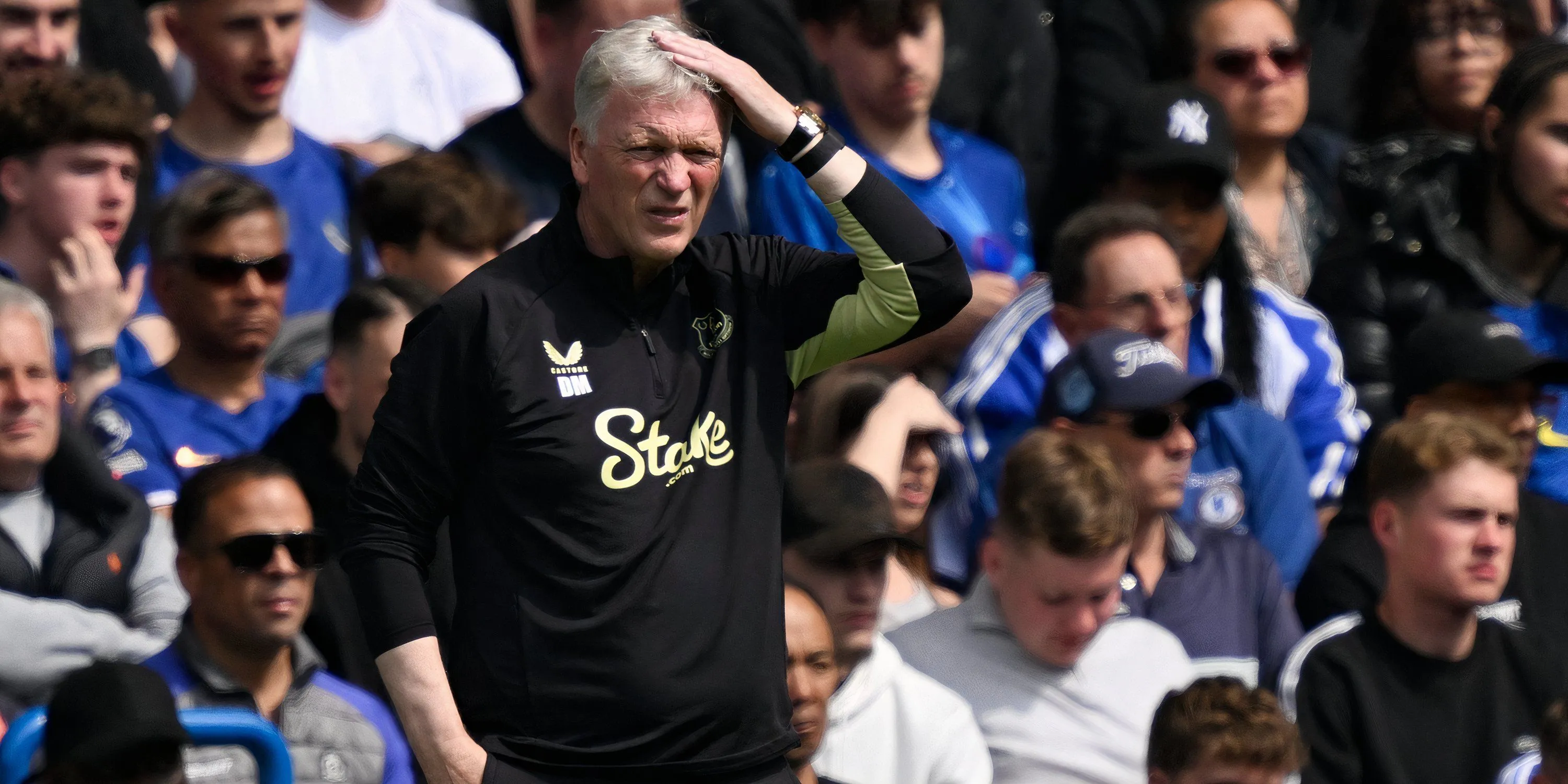 HLV David Moyes tỏ ra không hài lòng bên đường biên