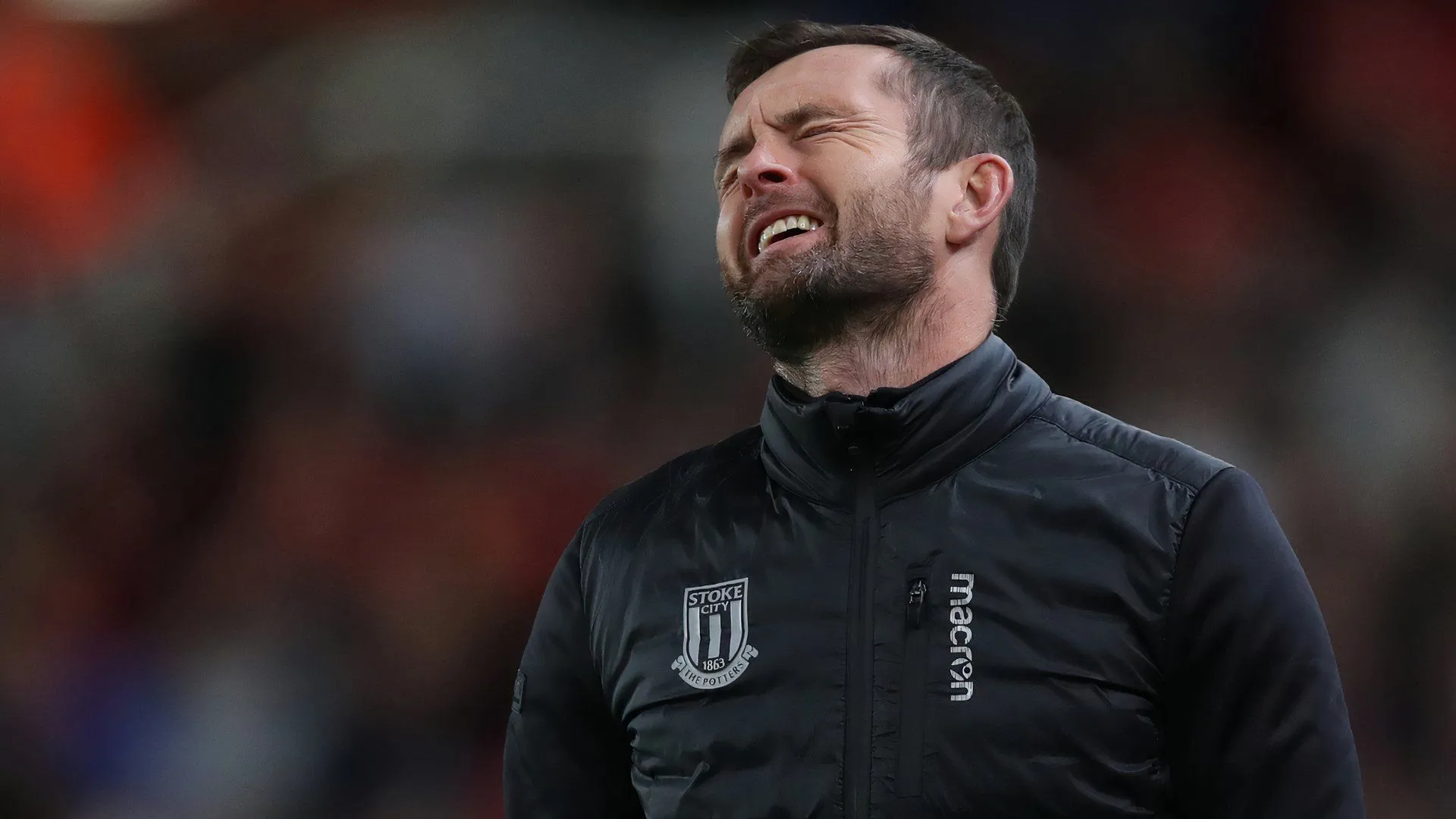 Nathan Jones thời còn dẫn dắt Stoke City đối mặt nhiều áp lực