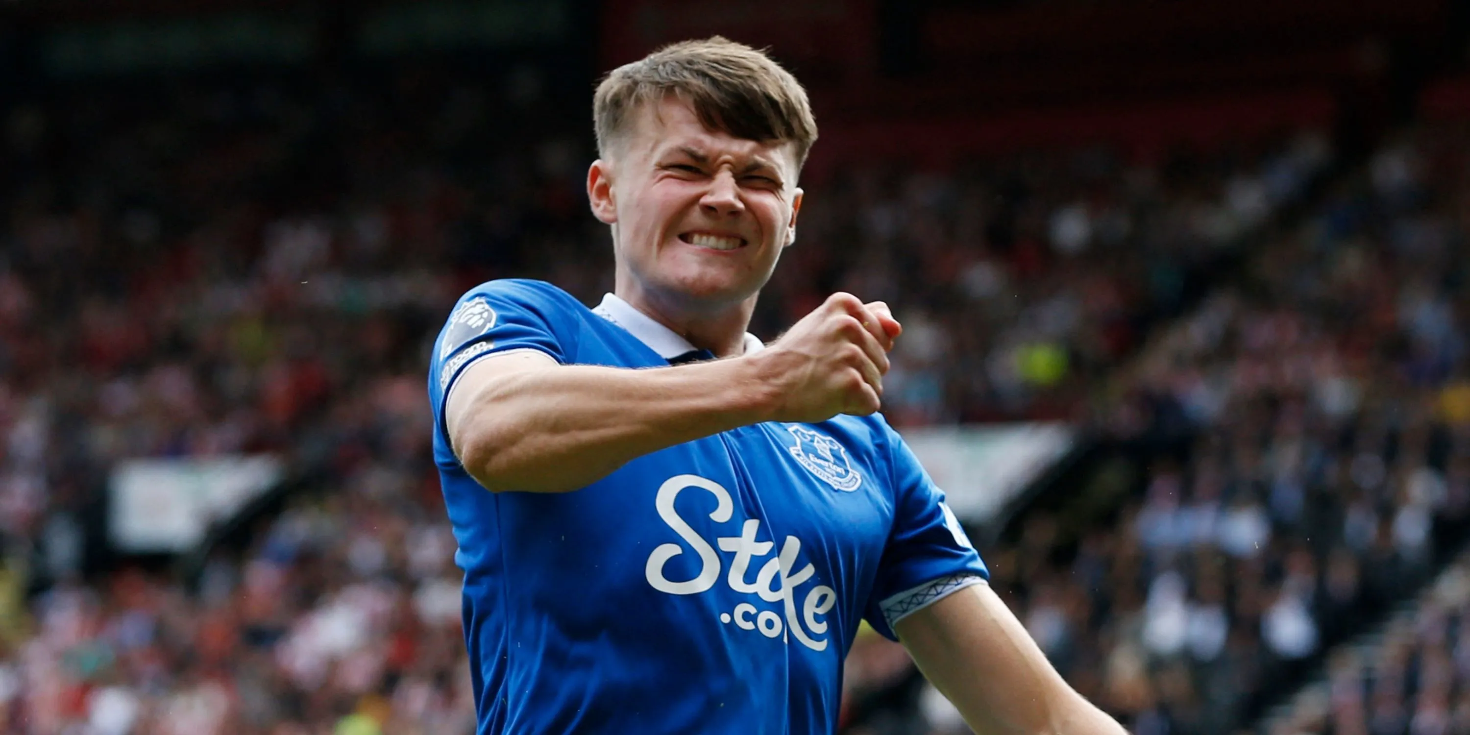 Nathan Patterson thi đấu trong trận gặp Chelsea tại Premier League