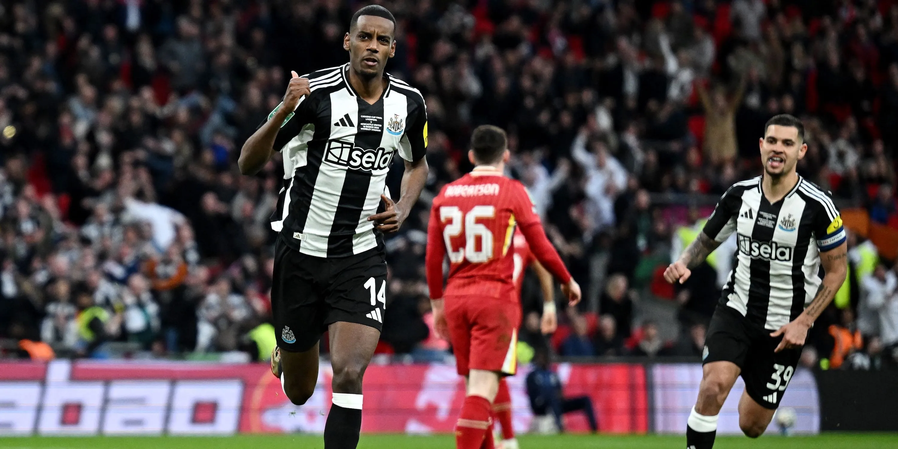Alexander Isak ăn mừng bàn thắng cho Newcastle United.