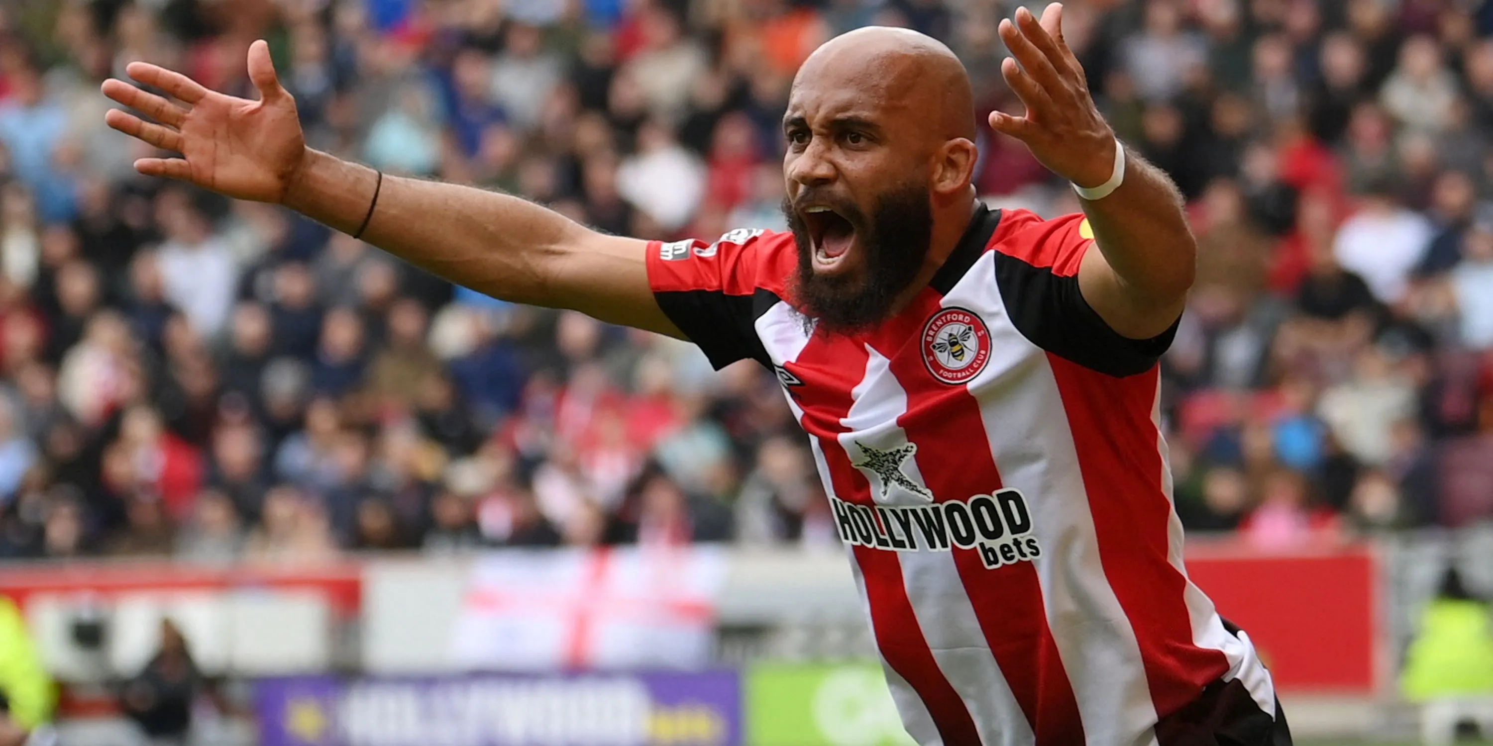 Bryan Mbeumo của Brentford phản ứng trên sân, thể hiện quyết tâm và phong độ cao