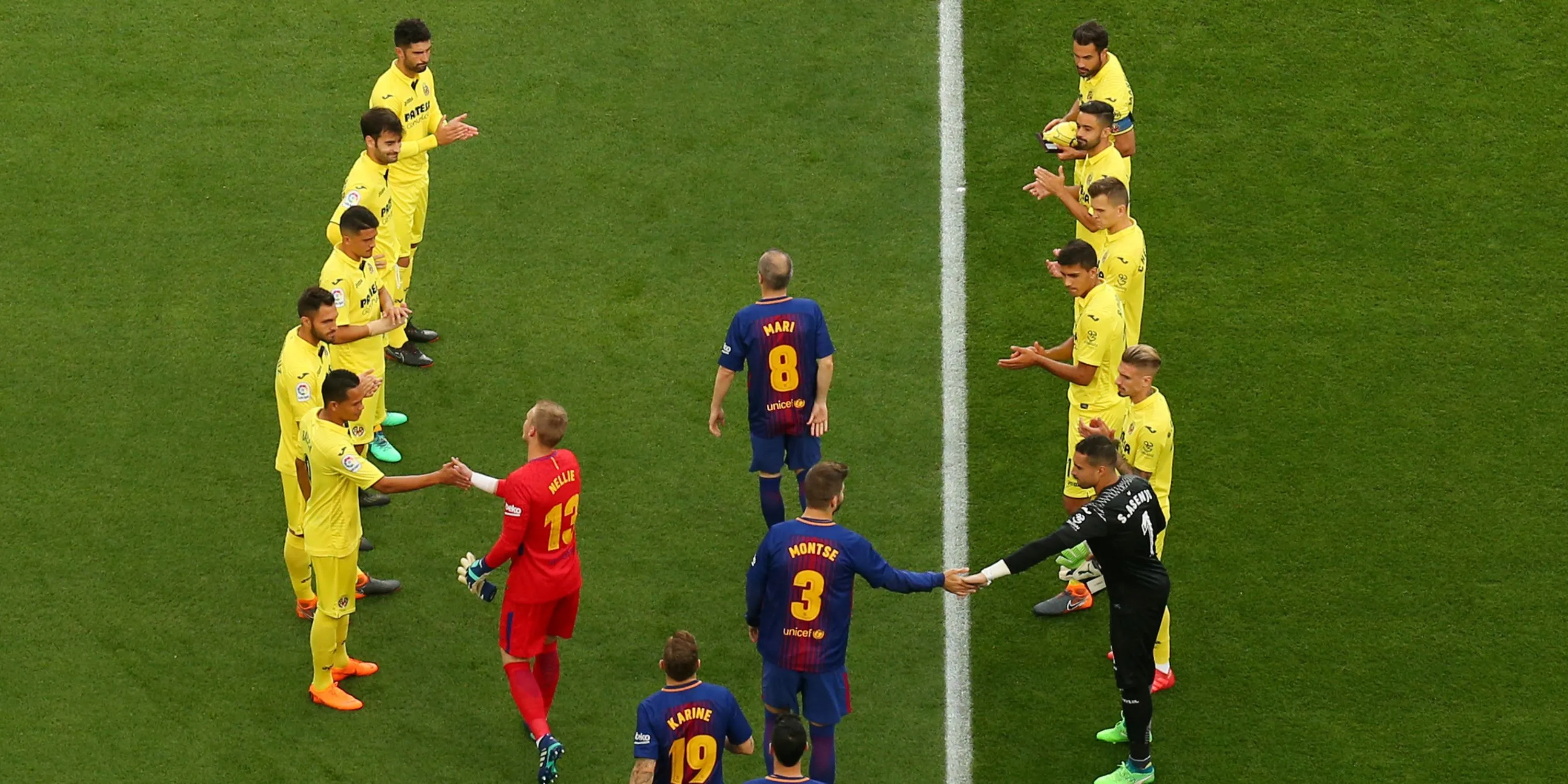 Các cầu thủ Barcelona đi qua hàng rào danh dự được đối thủ tạo ra