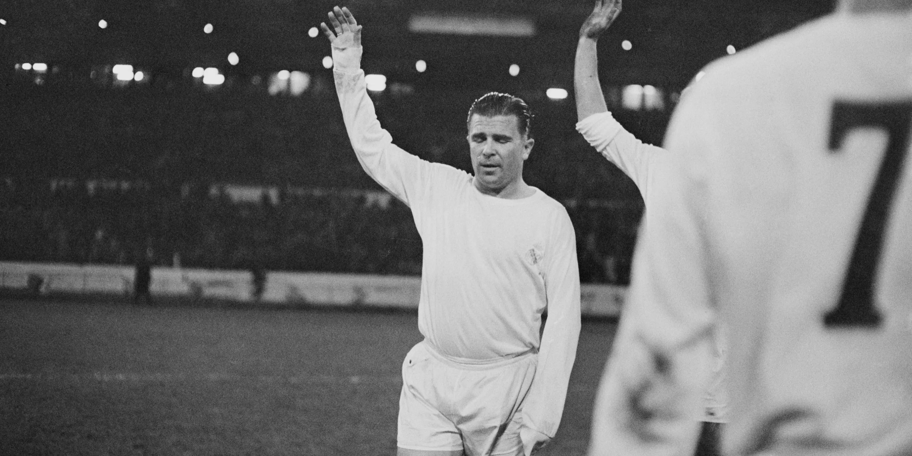 Cầu thủ bóng đá người Hungary Ferenc Puskas vẫy tay trong màu áo Real Madrid