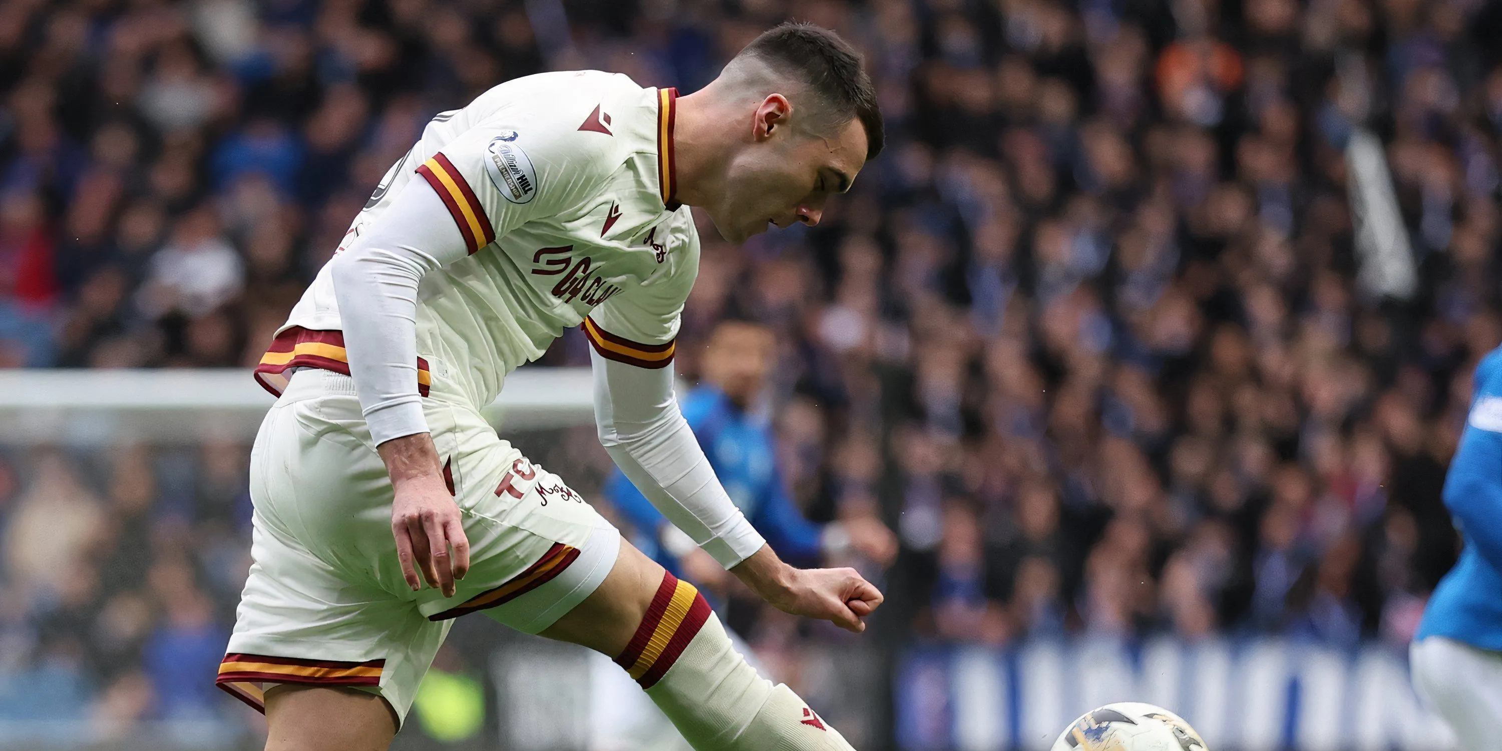 Cầu thủ Lennon Miller của Motherwell đối đầu Celtic tại Scottish Premiership