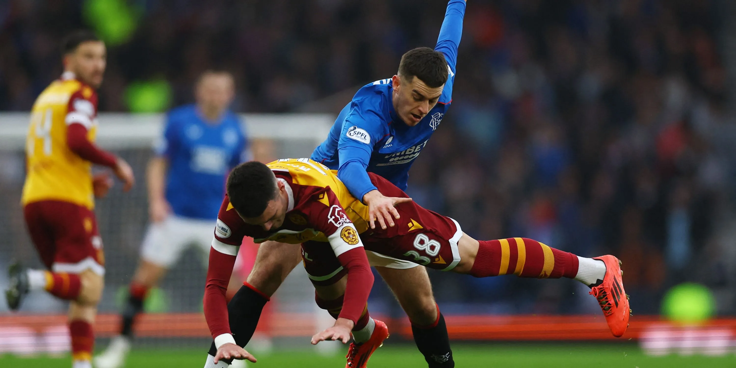 Cầu thủ trẻ Motherwell Lennon Miller thi đấu với Rangers