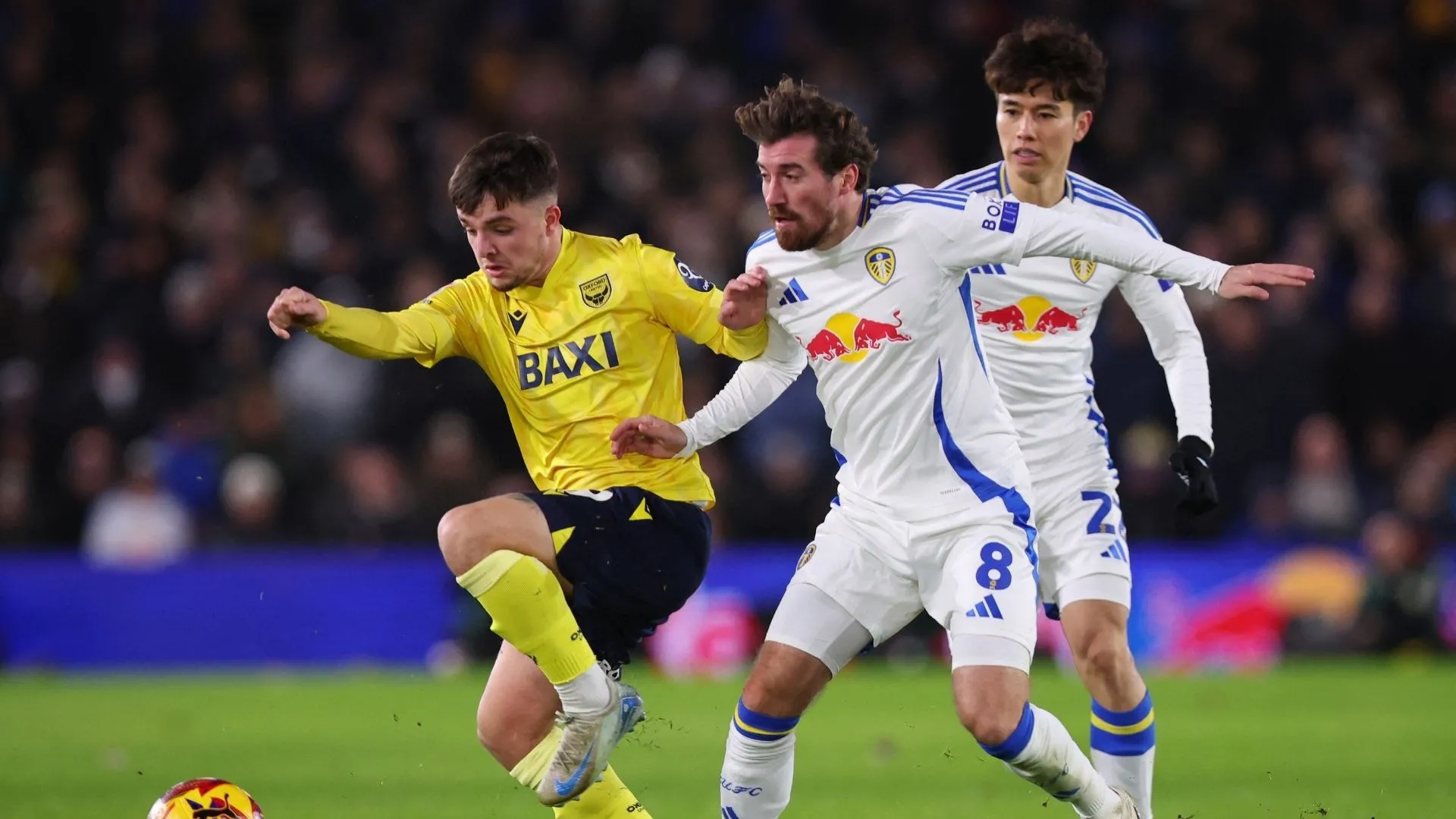 Cầu thủ Tyler Goodrham của Oxford United tranh bóng tại Championship