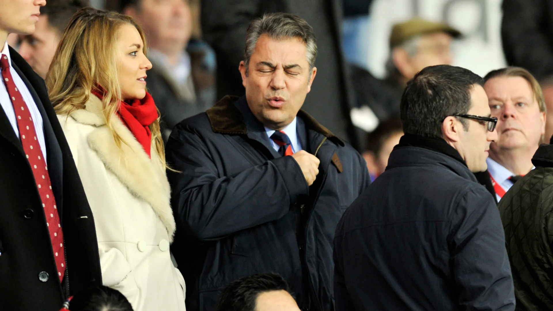 Chủ tịch Cardiff City Mehmet Dalman trên khán đài sân vận động