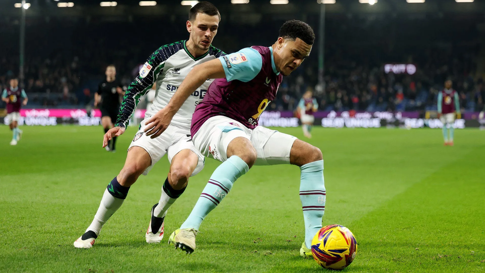 CJ Egan-Riley trong màu áo Burnley