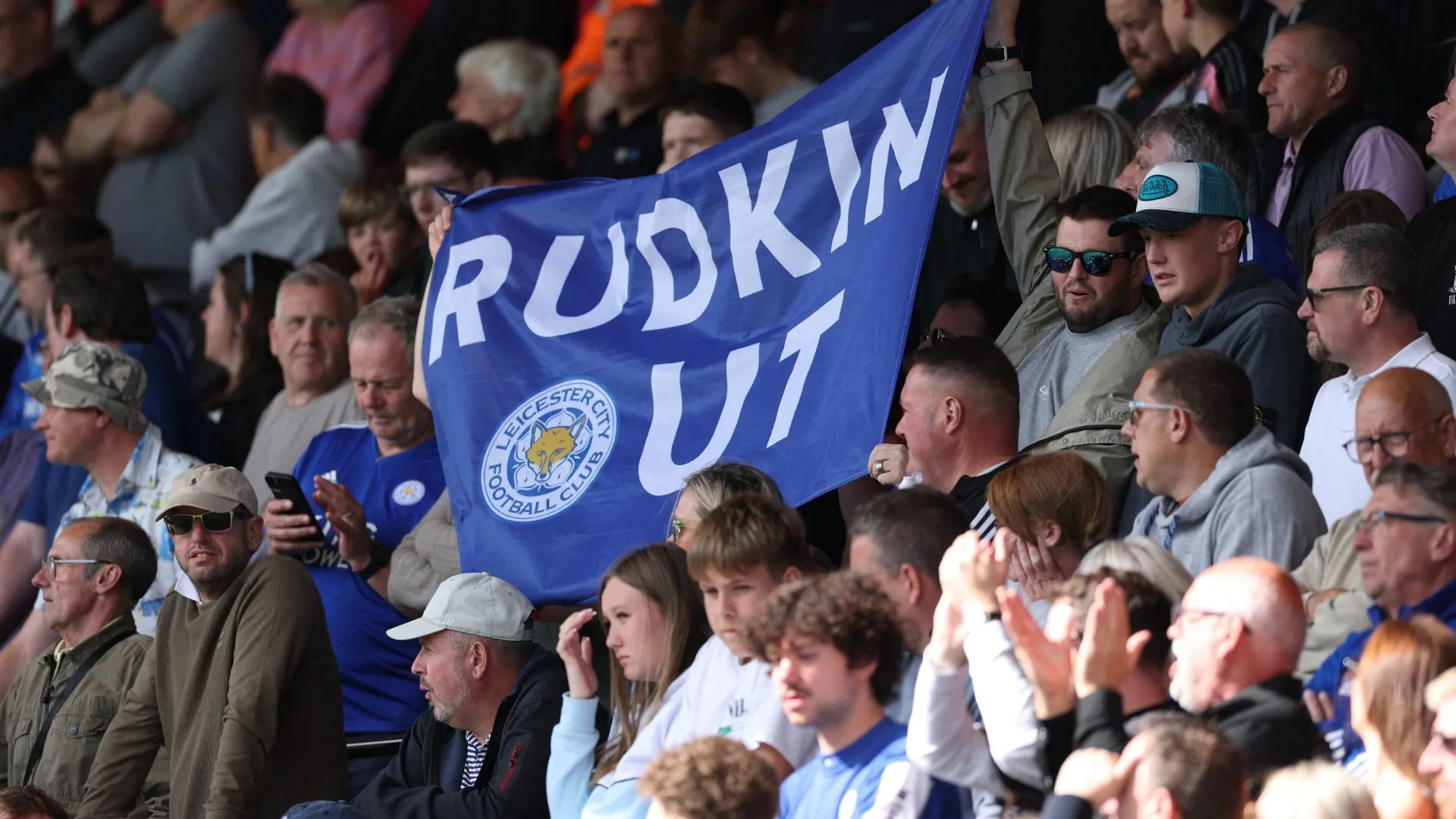 Cổ động viên Leicester City biểu tình thể hiện sự lo ngại về nguy cơ bị trừ điểm