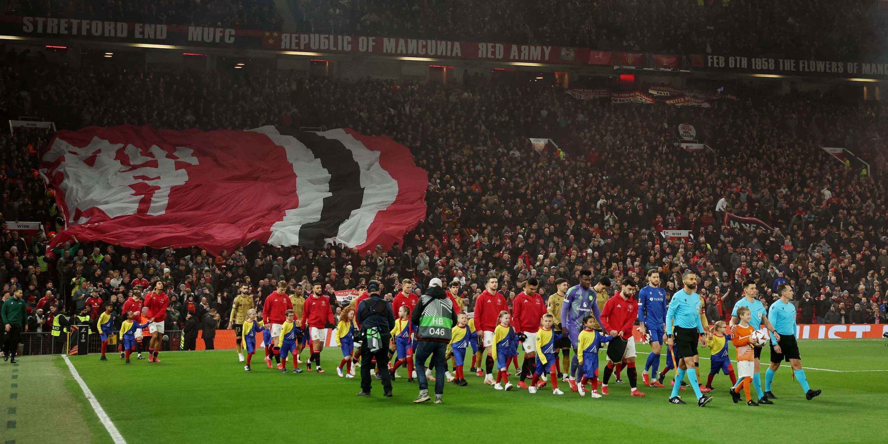 Cổ động viên Manchester United tại sân Old Trafford