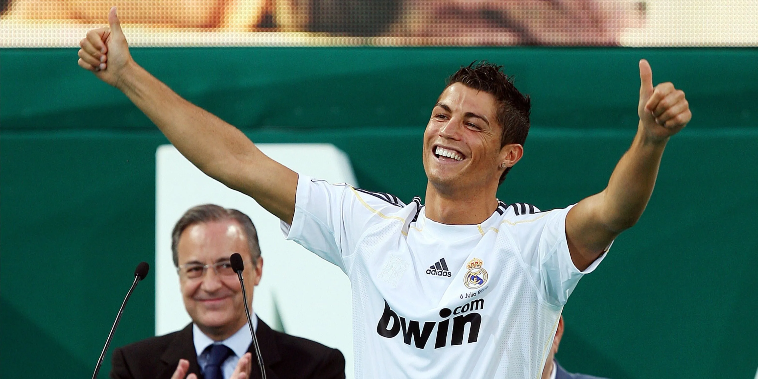 Cristiano Ronaldo giơ ngón tay cái chào người hâm mộ trong buổi ra mắt Real Madrid