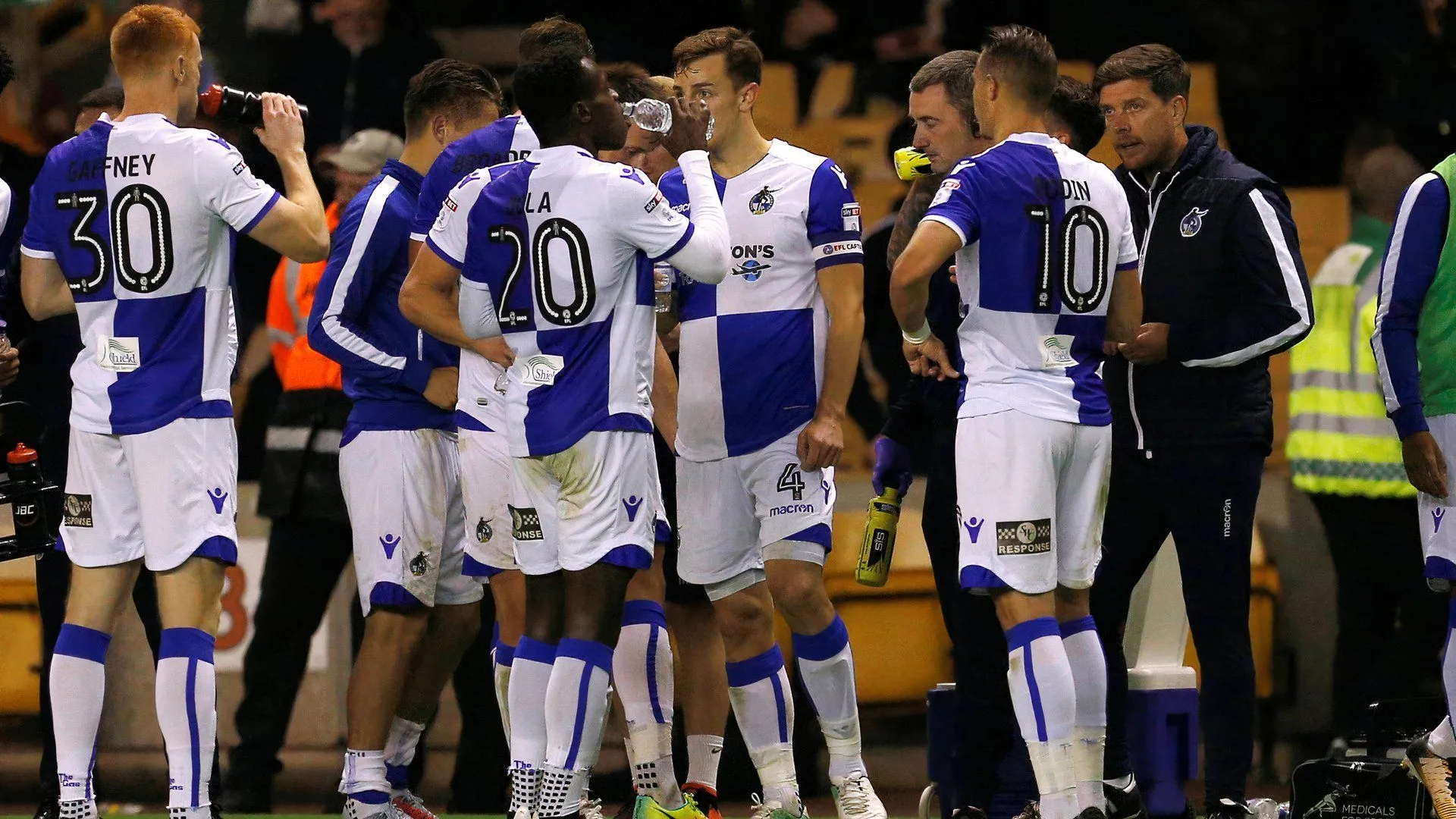 Darrell Clarke chỉ đạo từ đường biên trong trận đấu của Bristol Rovers