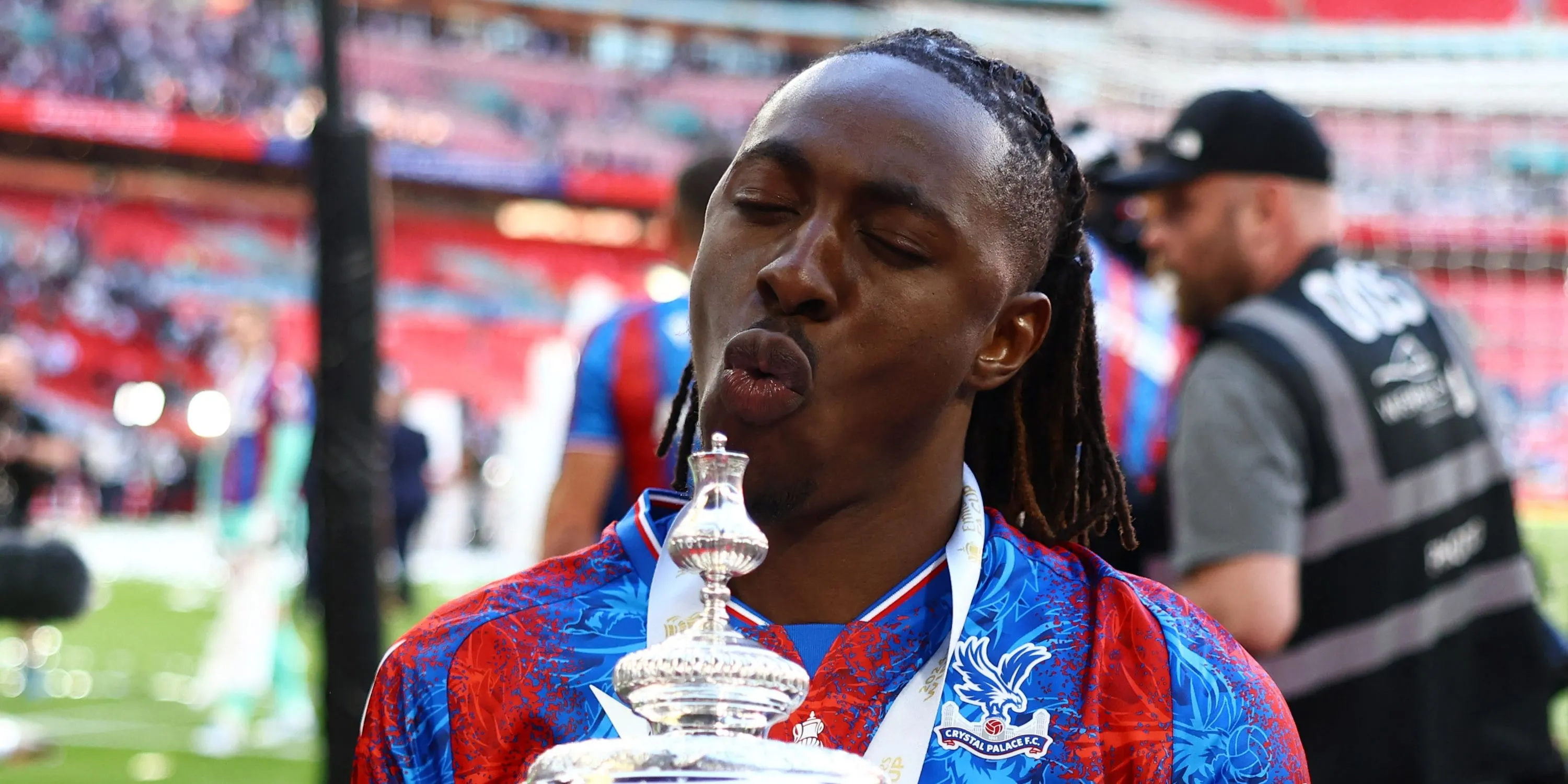 Eberechi Eze ăn mừng cùng cúp FA cùng Crystal Palace