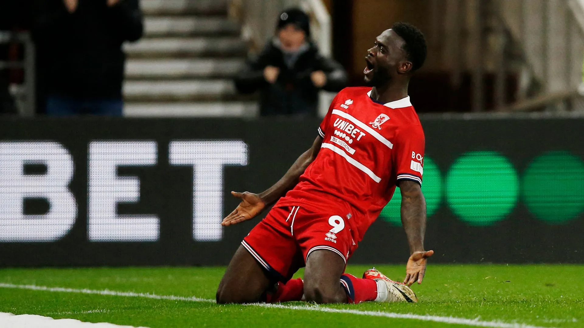 Emmanuel Latte Lath thi đấu cho Middlesbrough trong trận gặp Leeds United