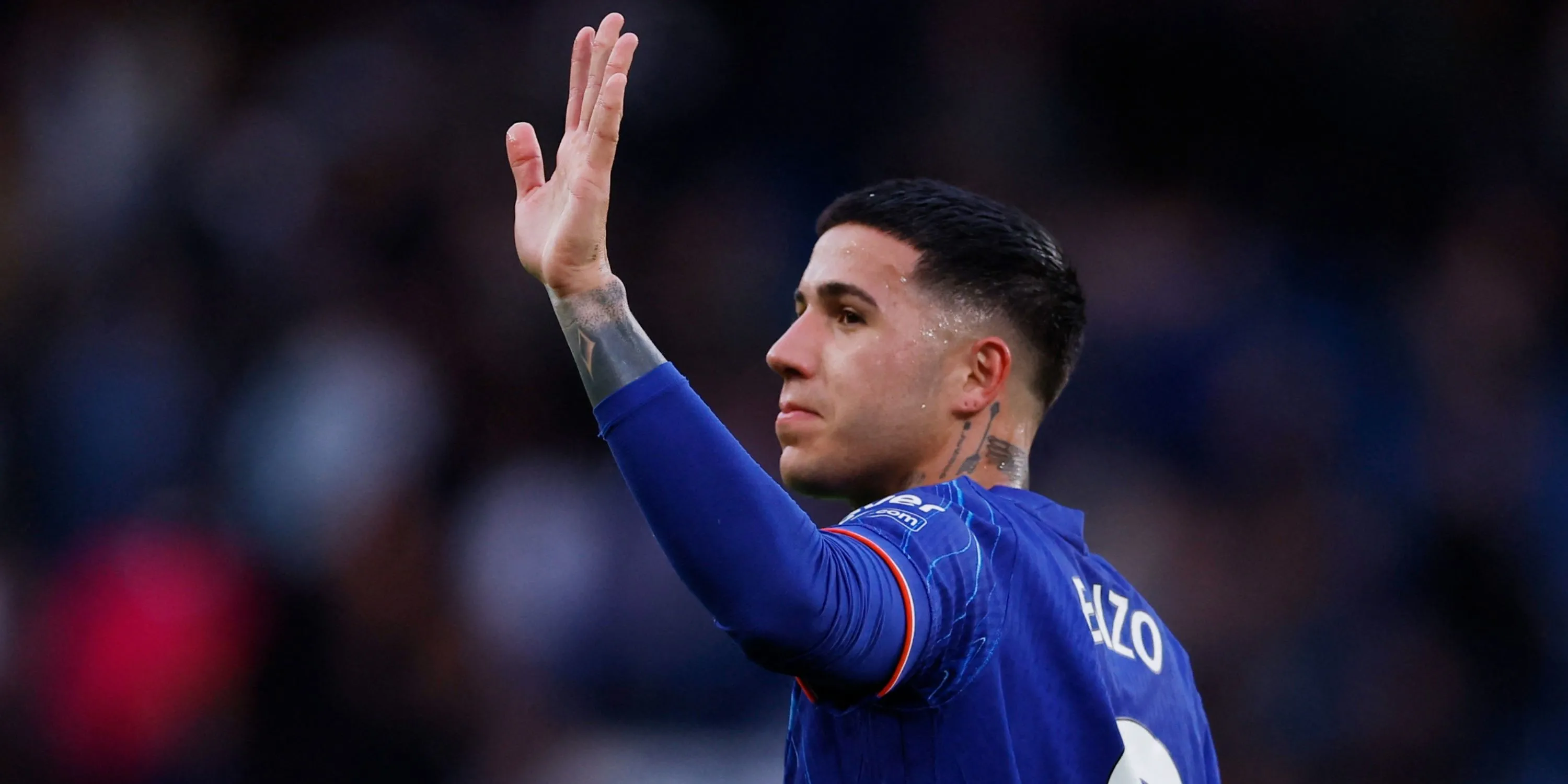 Enzo Fernandez thi đấu tại Premier League cho Chelsea