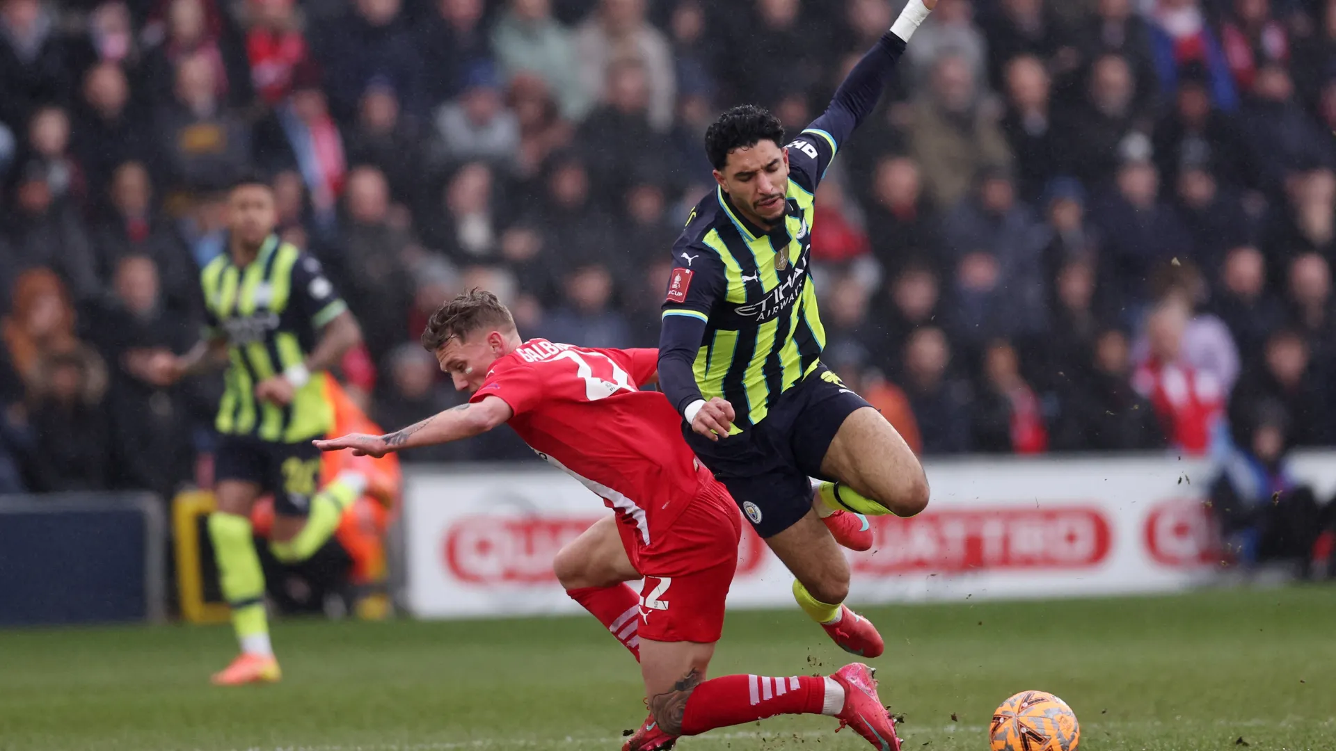 Ethan Galbraith ăn mừng bàn thắng cho Leyton Orient