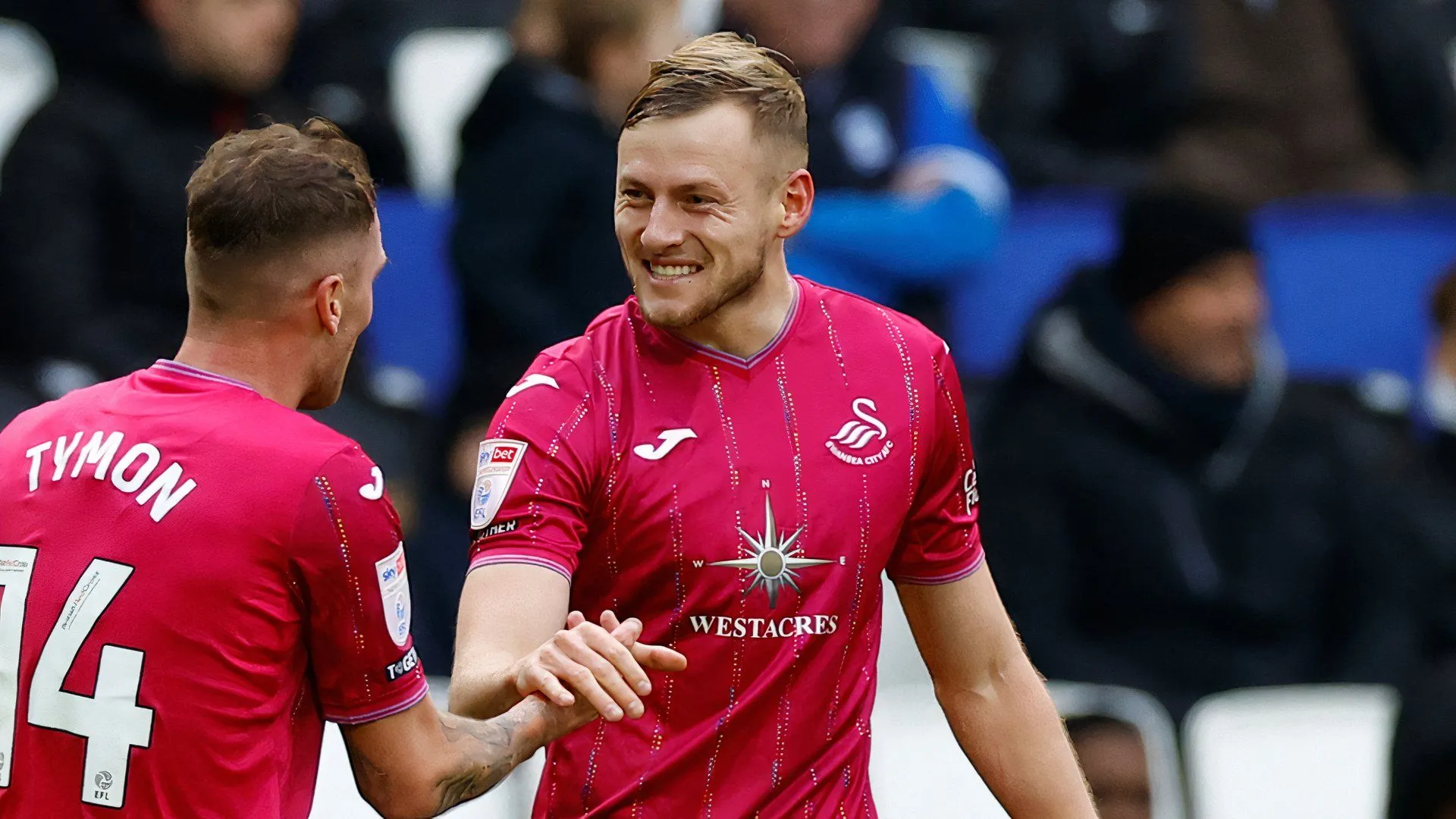 Harry Darling trong màu áo Swansea City, mục tiêu phòng ngự của West Brom