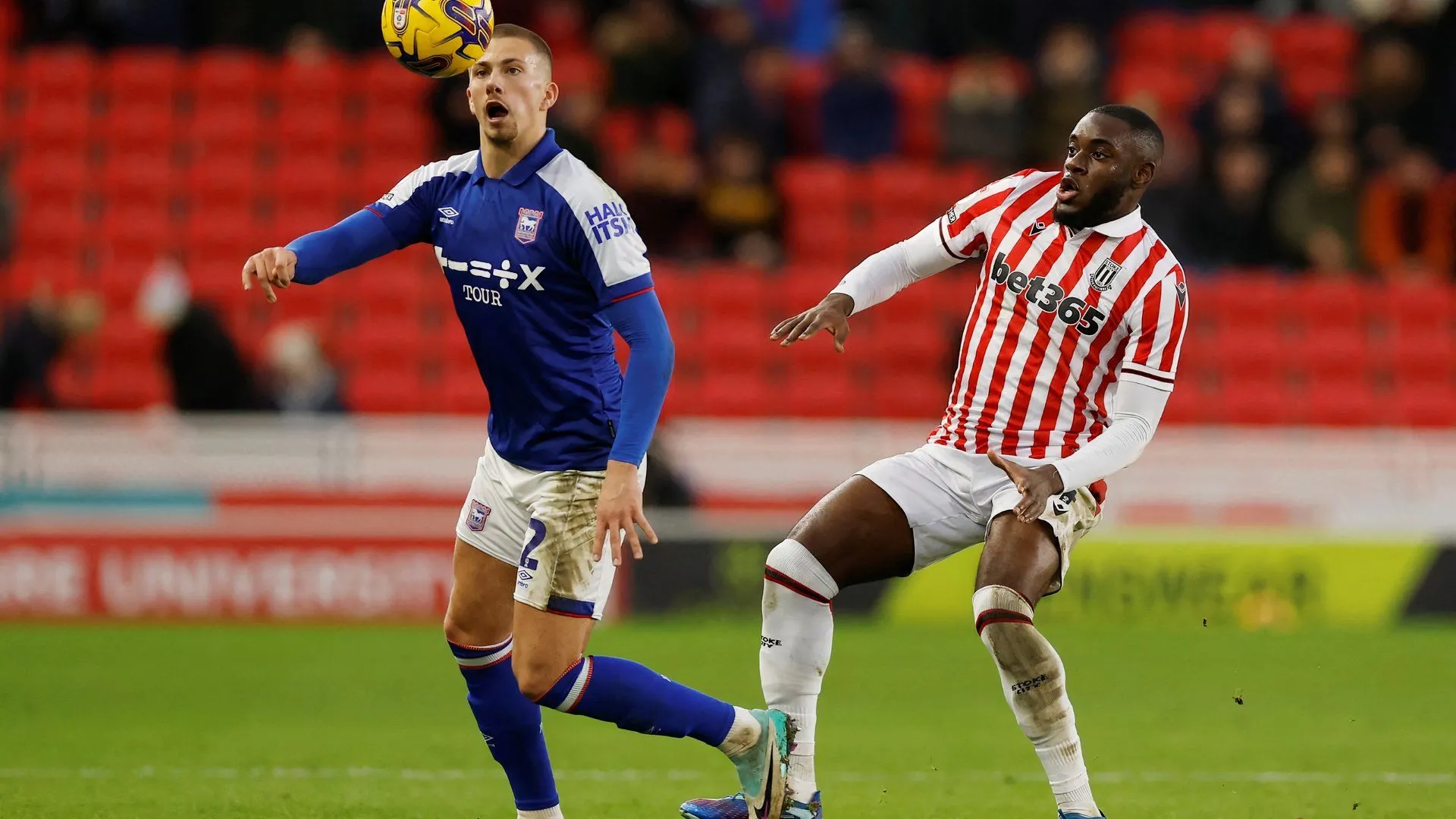 Hậu vệ Junior Tchamadeu (Stoke City) trong một pha tranh chấp tại Championship, cầu thủ đang được Crystal Palace nhắm tới