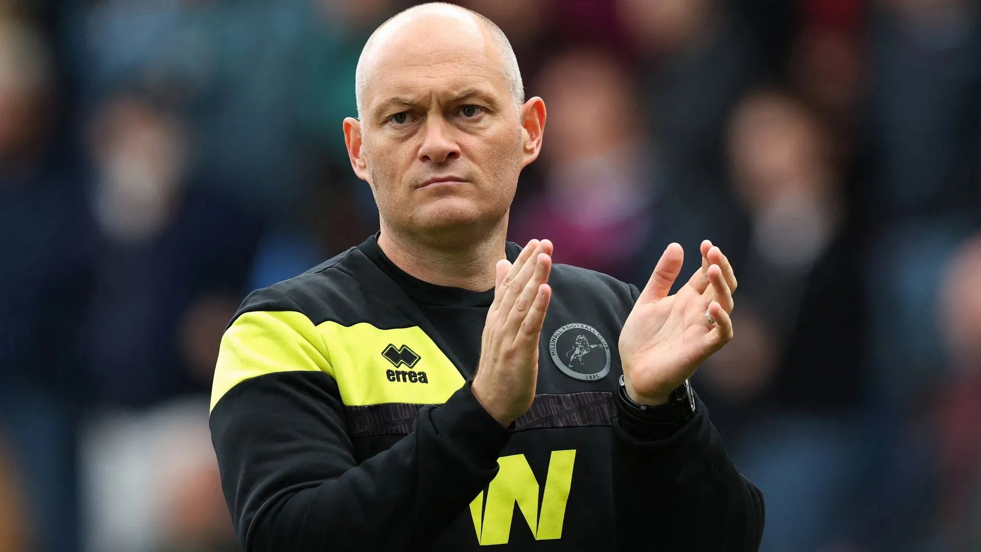 HLV Alex Neil chỉ đạo trong trận đấu của Millwall