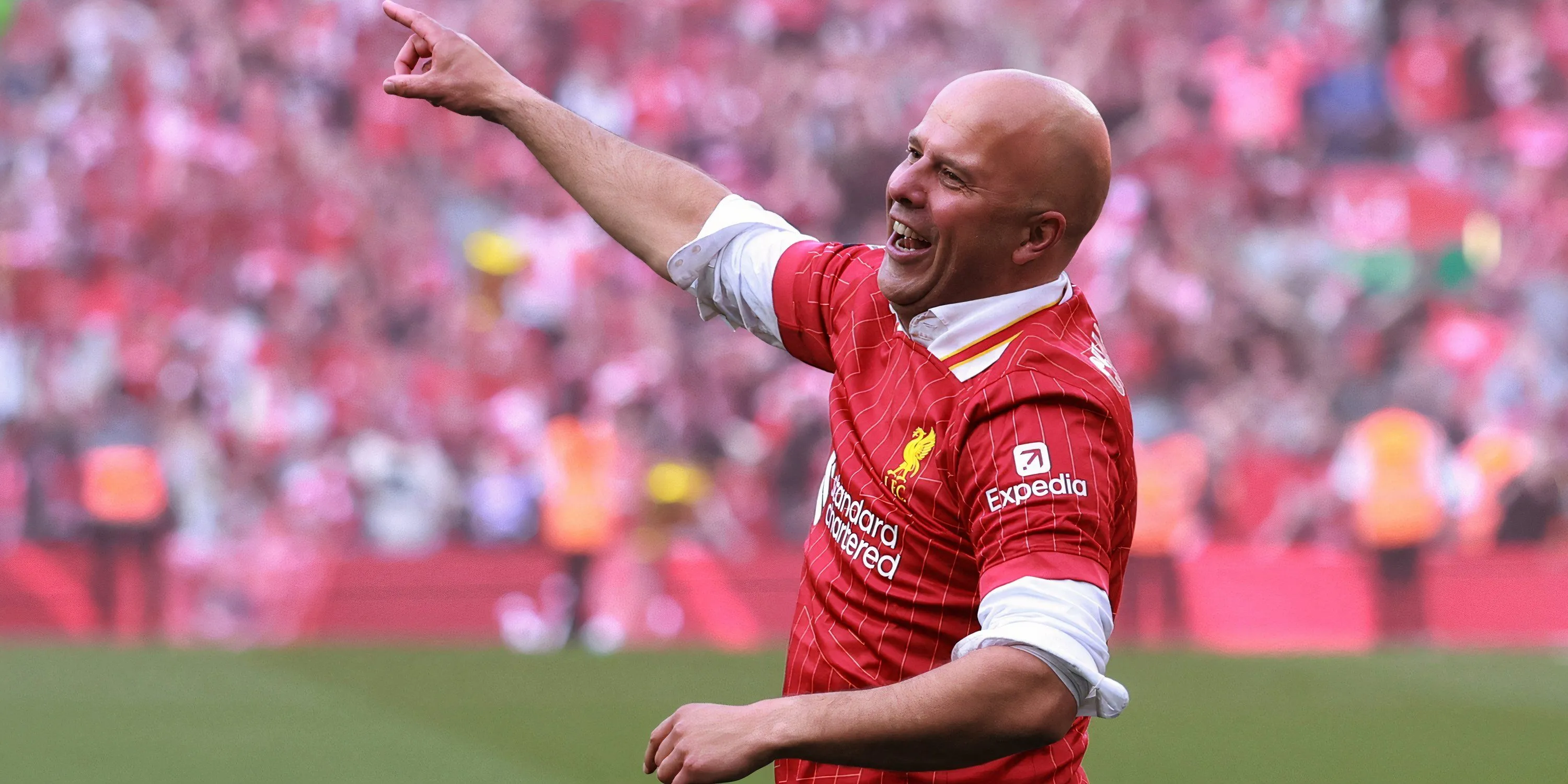 HLV Arne Slot ăn mừng chức vô địch Premier League cùng Liverpool