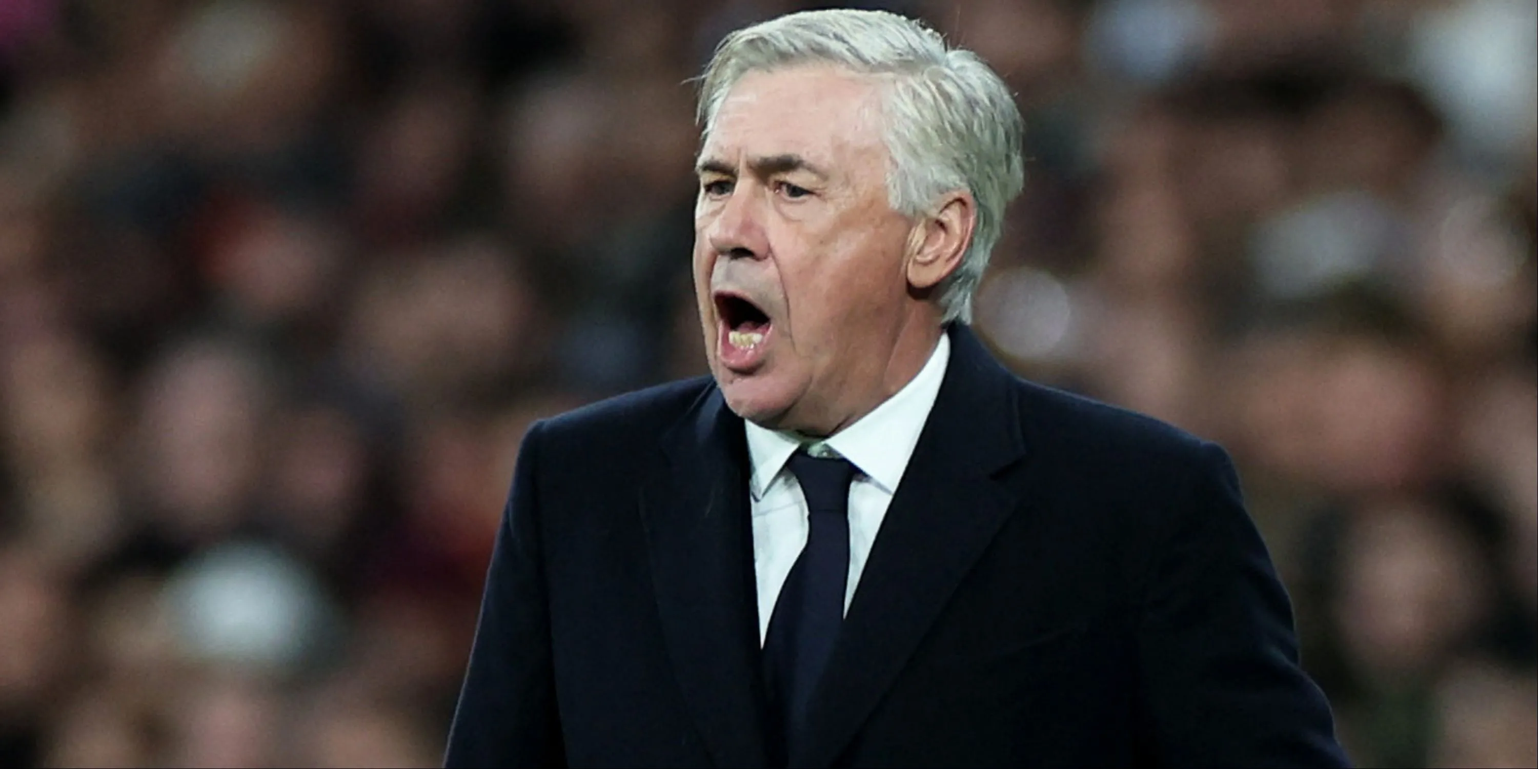 HLV Carlo Ancelotti chỉ đạo bên đường biên trong một trận đấu của Real Madrid