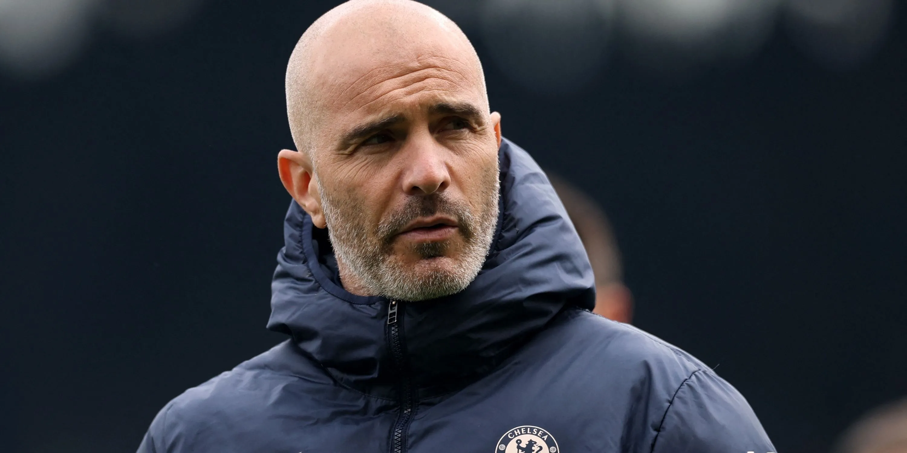 HLV Chelsea Enzo Maresca quan sát trước trận đấu