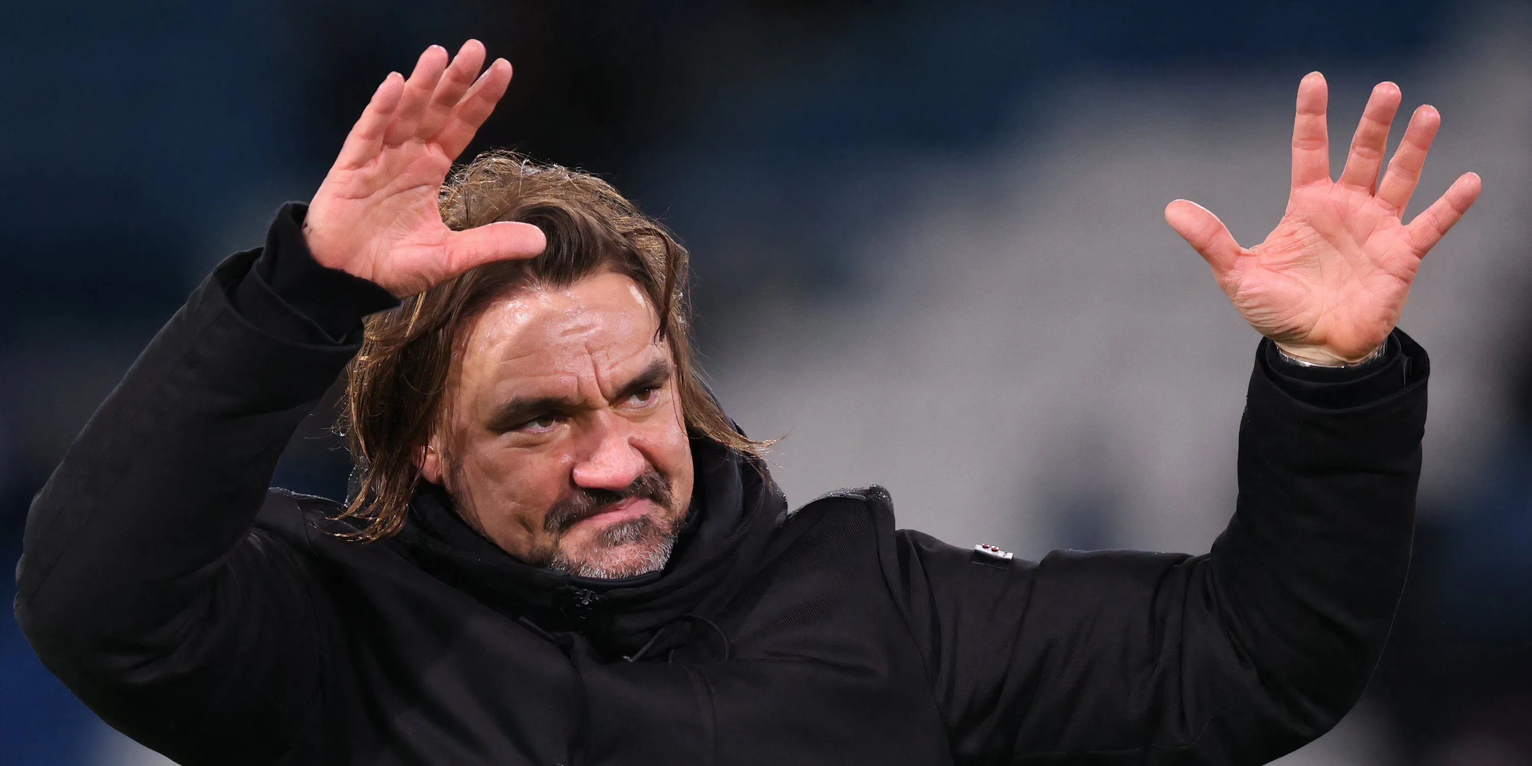 HLV Daniel Farke của Leeds United ăn mừng sau chiến thắng