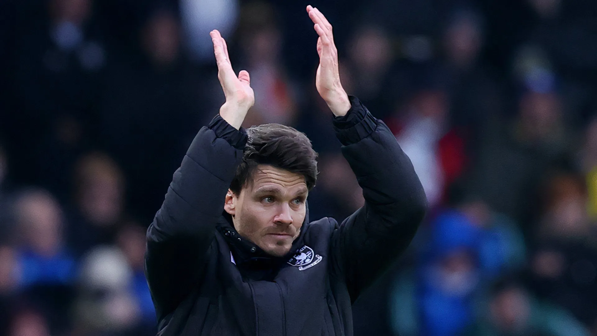 HLV Danny Rohl đang chỉ đạo các cầu thủ Sheffield Wednesday trong một trận đấu quan trọng tại Championship.