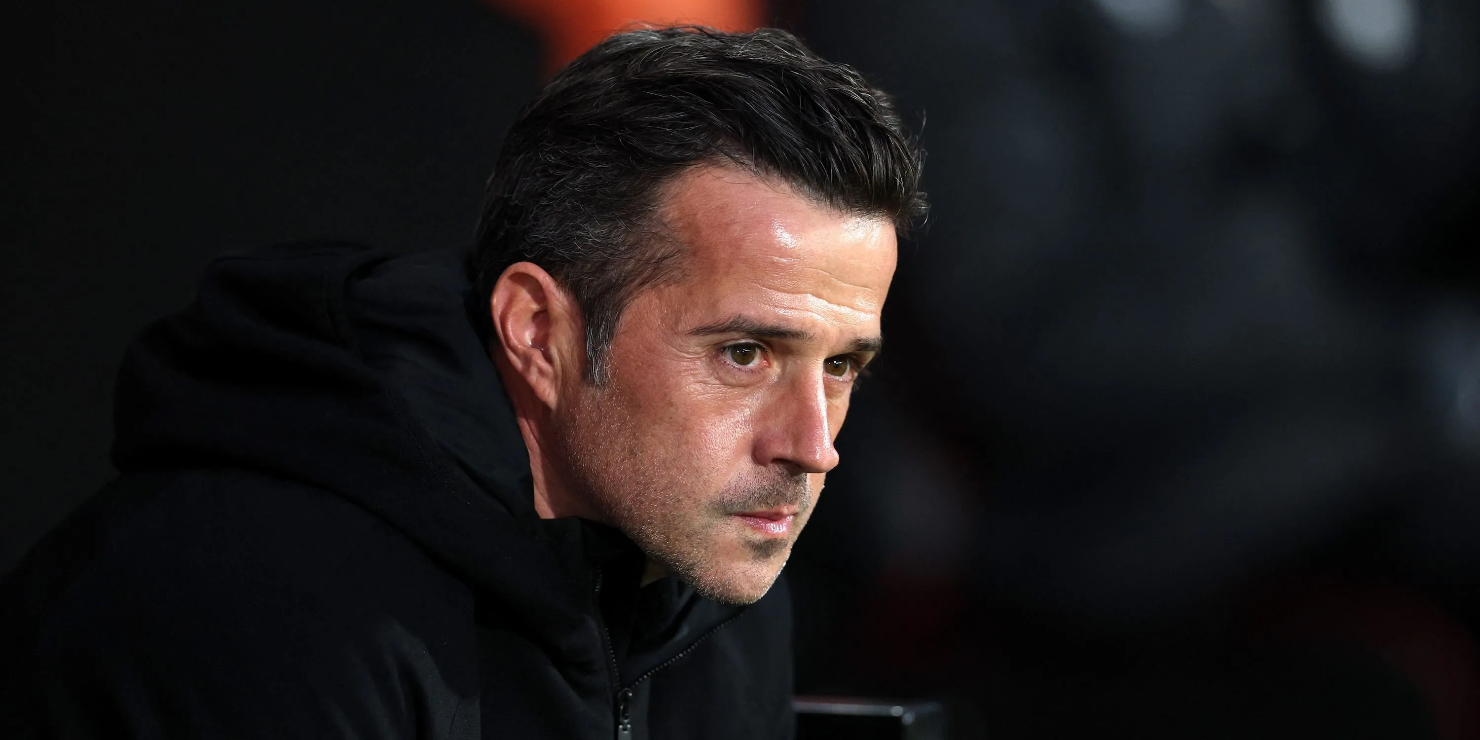 HLV Fulham Marco Silva quan sát trước trận đấu, một ứng viên tiềm năng cho ghế nóng Tottenham.