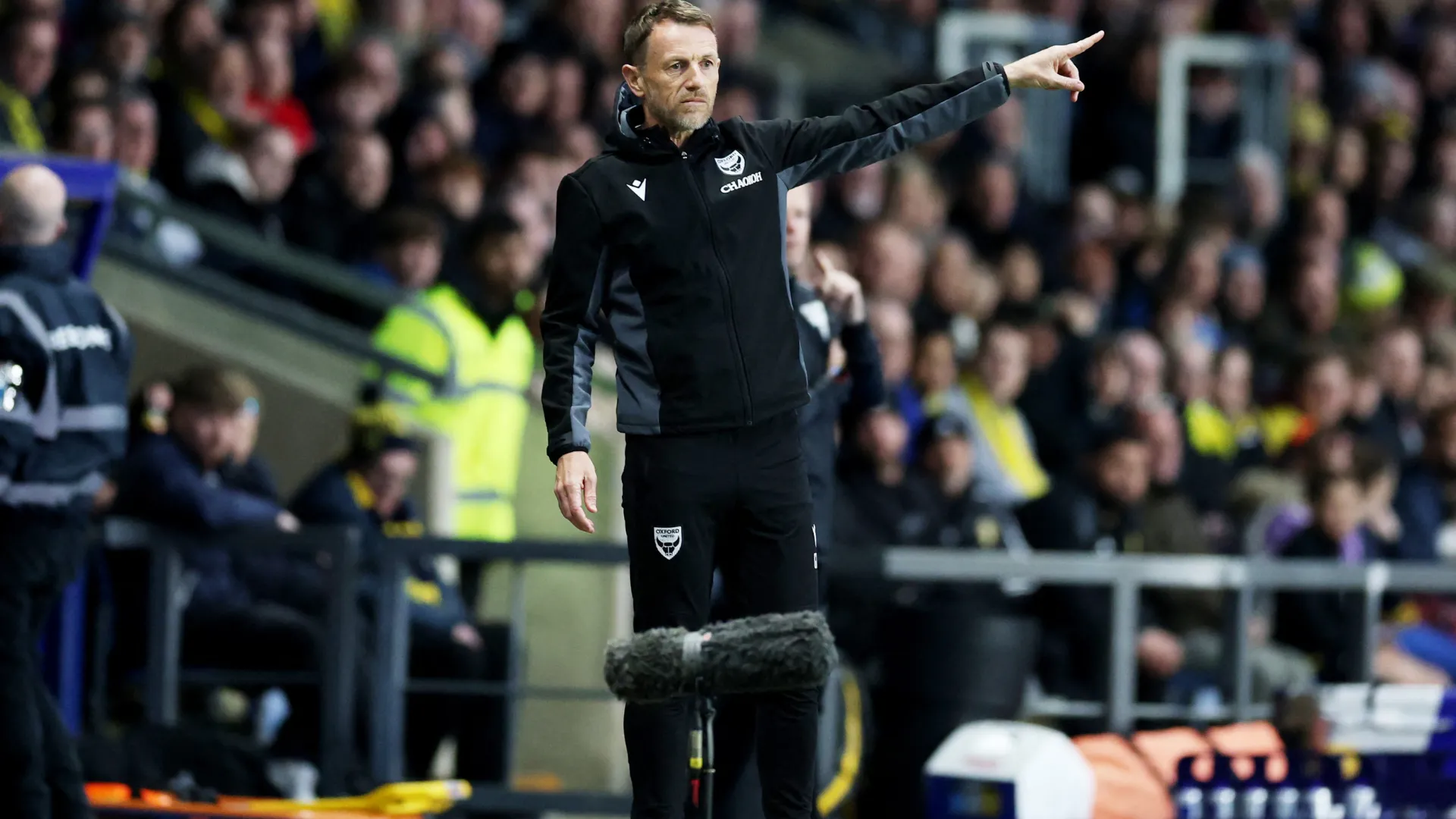 HLV Gary Rowett của Oxford United, người đã có những đánh giá tích cực về Alex Matos