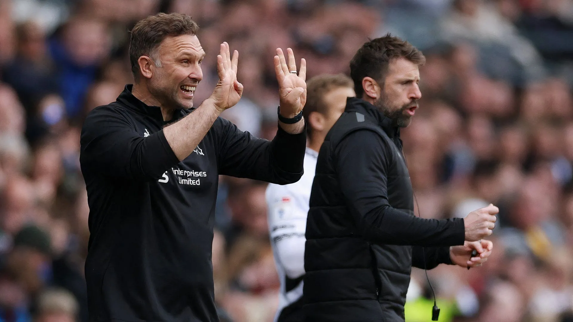 HLV John Eustace của Derby County trên sân tập hoặc trong trận đấu