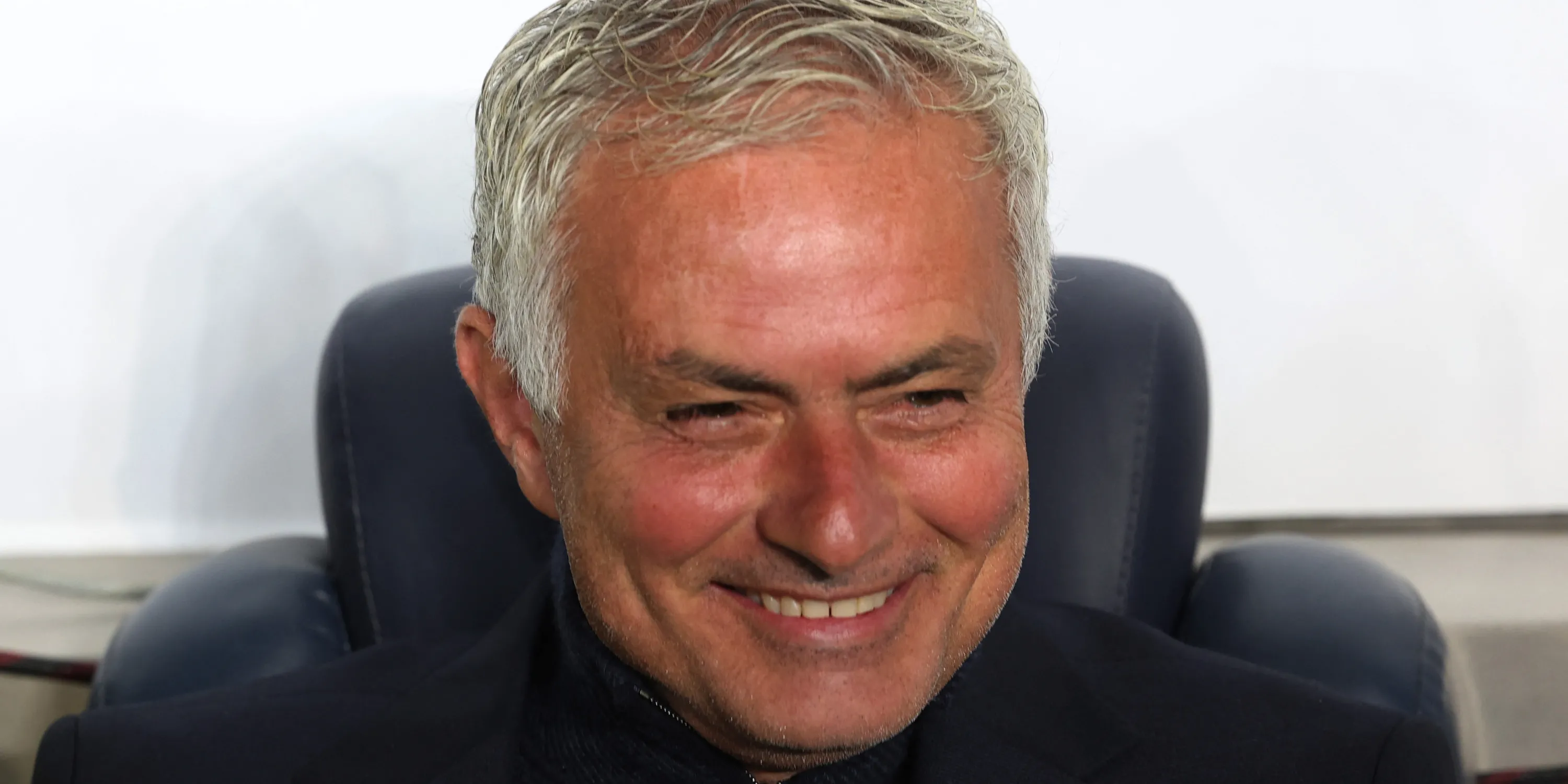 HLV Jose Mourinho với phong cách đặc trưng bên đường biên