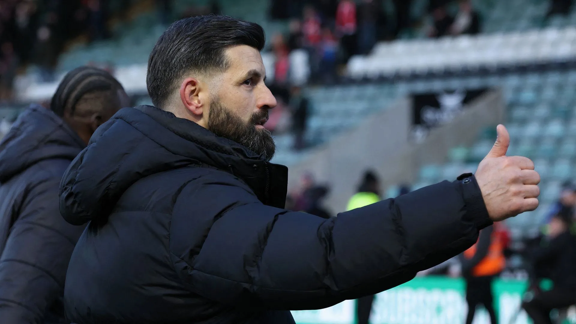 HLV Miron Muslic ăn mừng sau chiến thắng của Plymouth Argyle trước Liverpool
