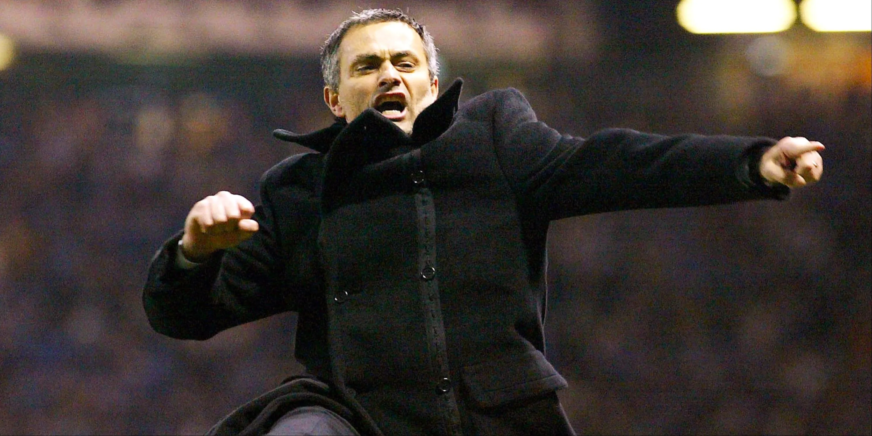 HLV Porto Jose Mourinho ăn mừng bàn thắng quyết định vào lưới Manchester United