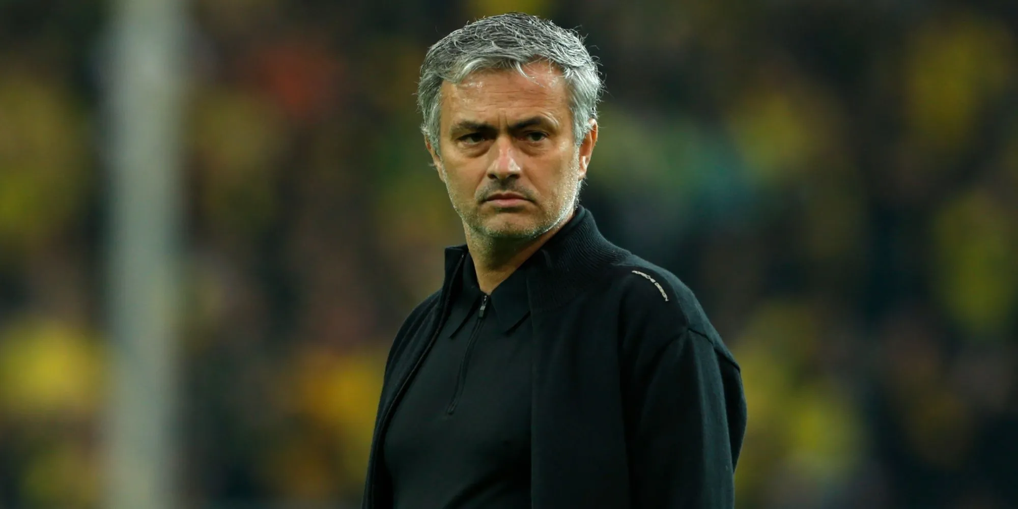 HLV Real Madrid Jose Mourinho chỉ đạo trên sân