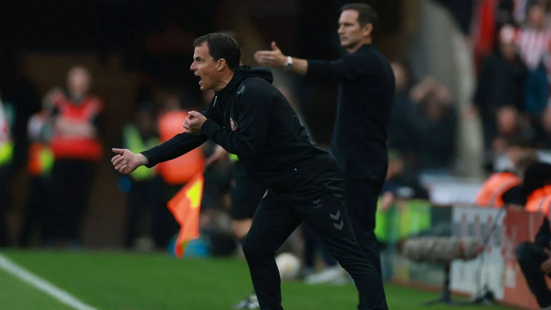 HLV Regis Le Bris của Sunderland trên sân