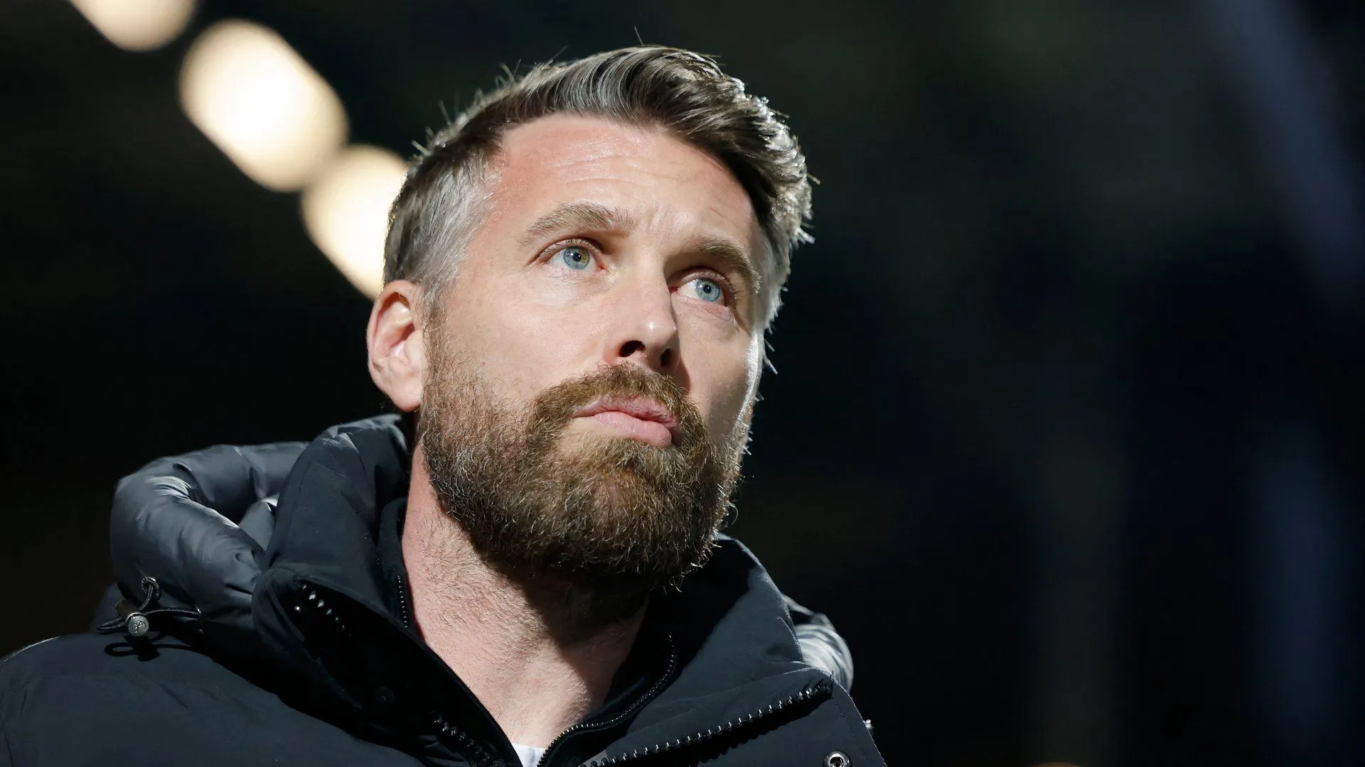 HLV Rob Edwards chỉ đạo Luton Town trong một trận đấu