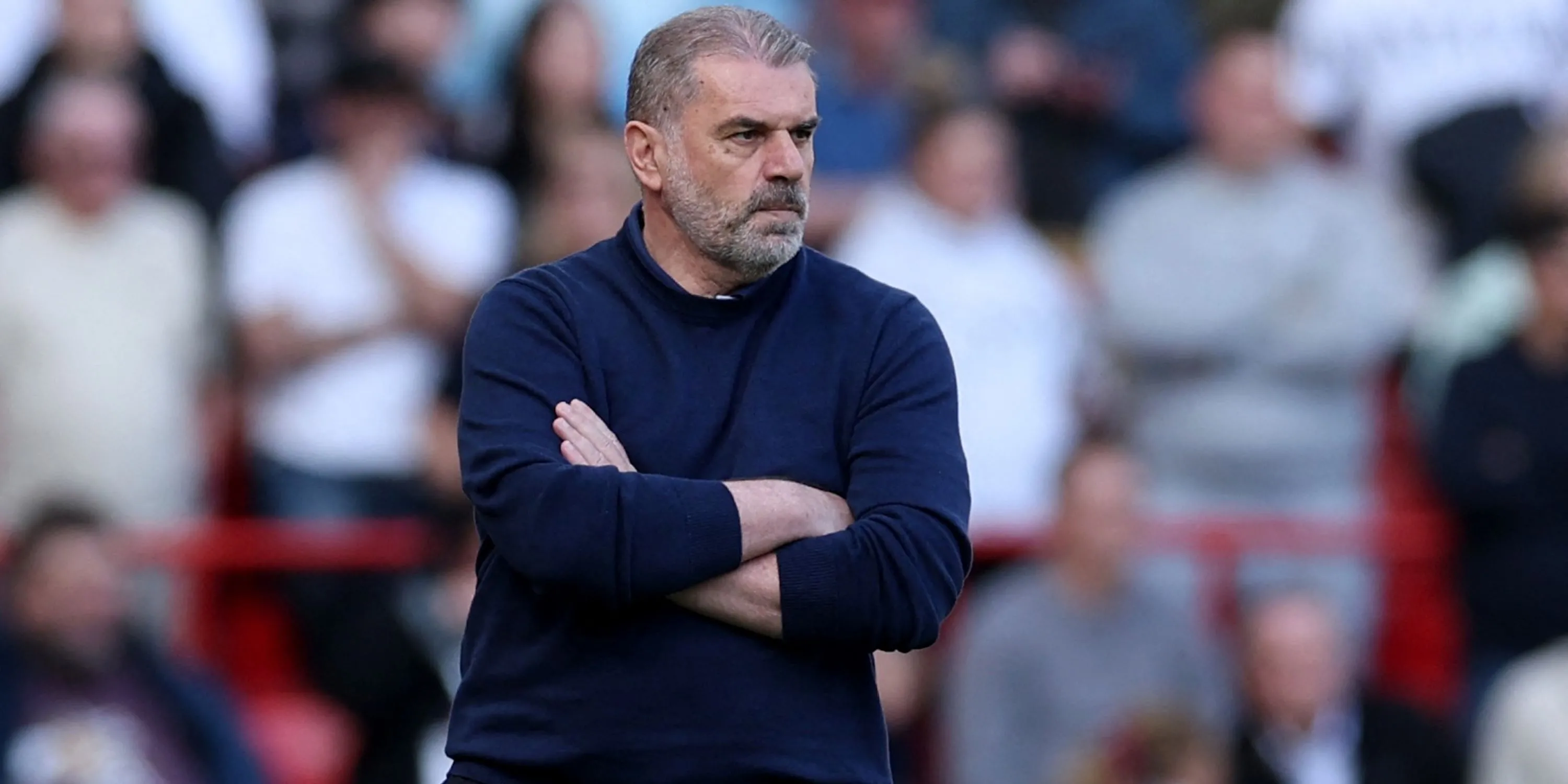 HLV Tottenham Ange Postecoglou trầm ngâm theo dõi trận đấu từ đường biên.