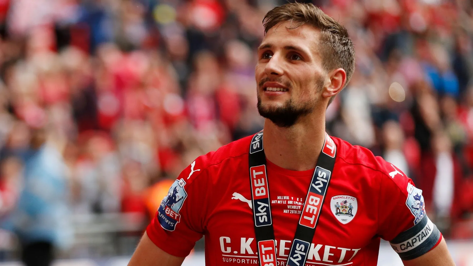 Huấn luyện viên Conor Hourihane của Barnsley tại sân Oakwell