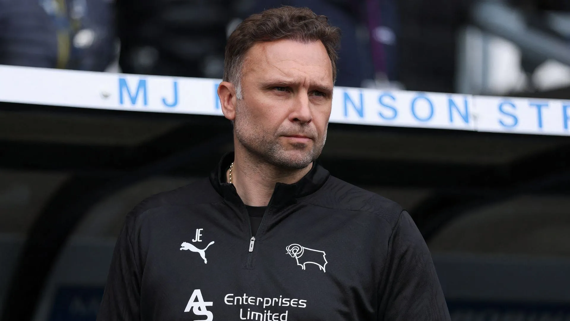 Huấn luyện viên John Eustace của Derby County đứng trên đường biên