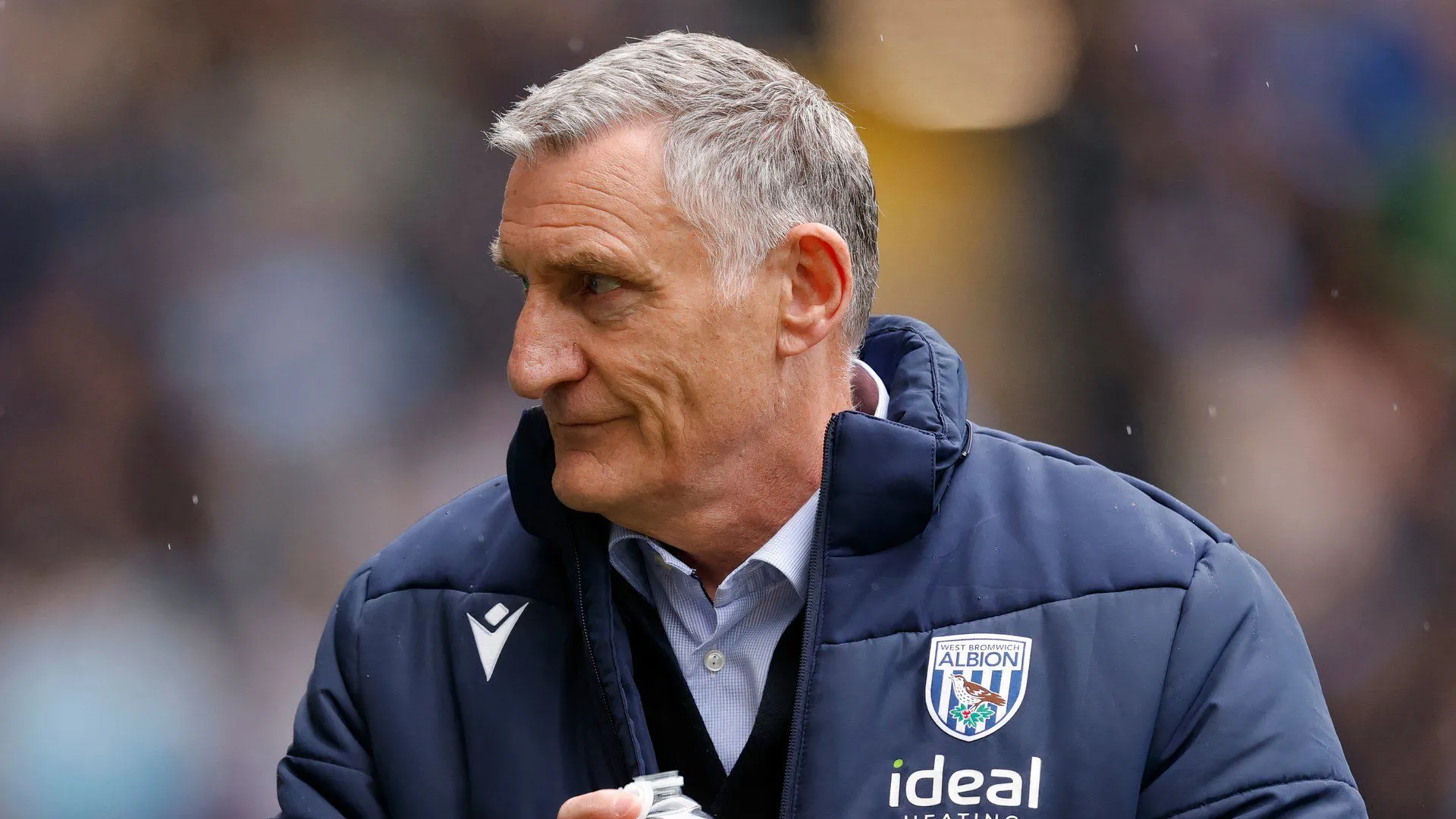 Huấn luyện viên Tony Mowbray chỉ đạo trận đấu cho West Bromwich Albion, CLB cũ của ông.