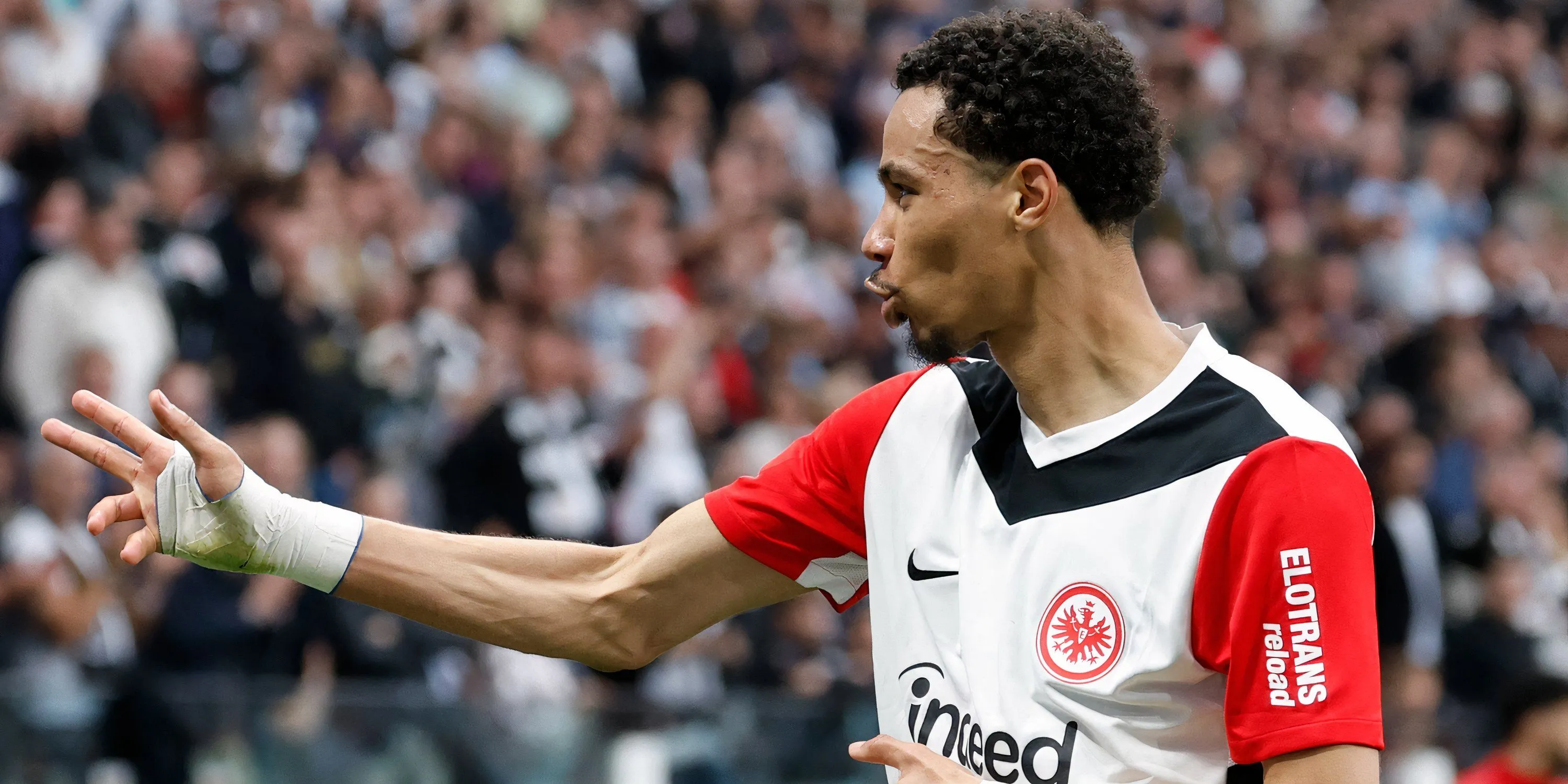 Hugo Ekitiké, tiền đạo của Eintracht Frankfurt, trong trận đấu tại Bundesliga mùa 2024/25.