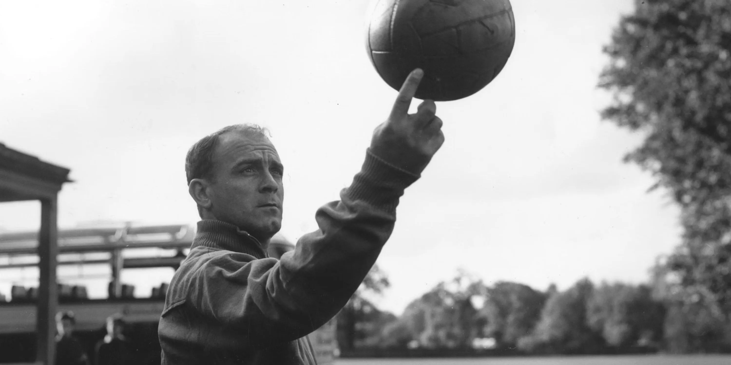 Huyền thoại Real Madrid Alfredo di Stefano giơ quả bóng lên trời