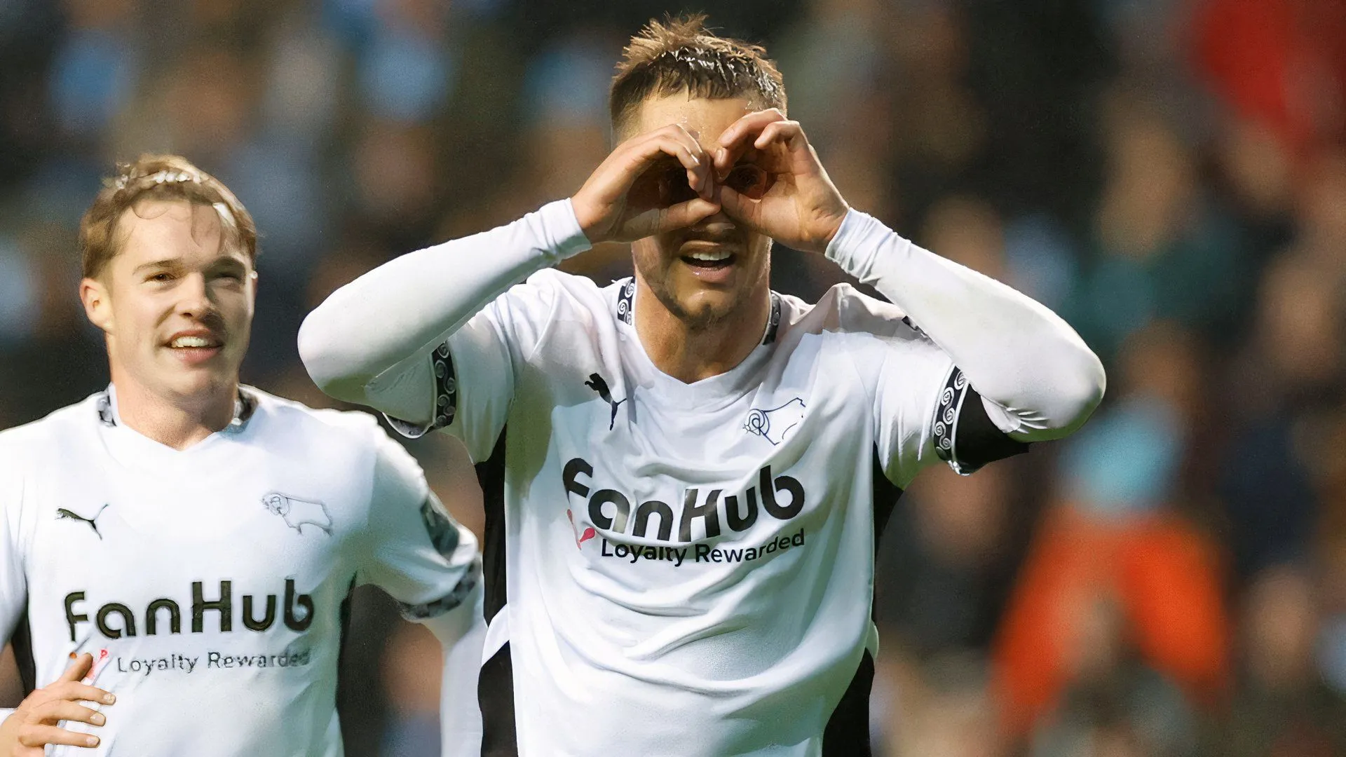Jerry Yates ăn mừng bàn thắng trong màu áo Derby County ở Championship