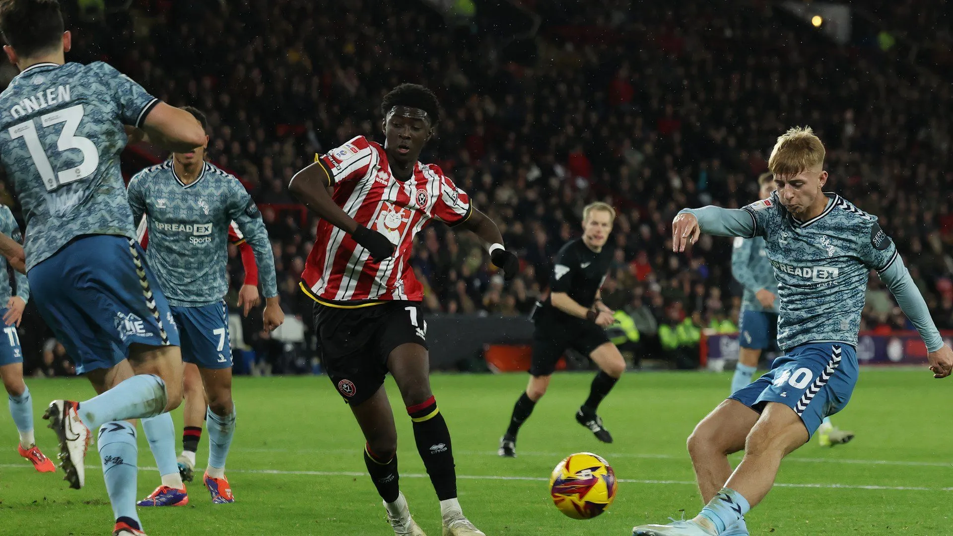 Jesurun Rak-Sakyi (trái) trong một pha tranh chấp khi Sheffield United đối đầu Sunderland