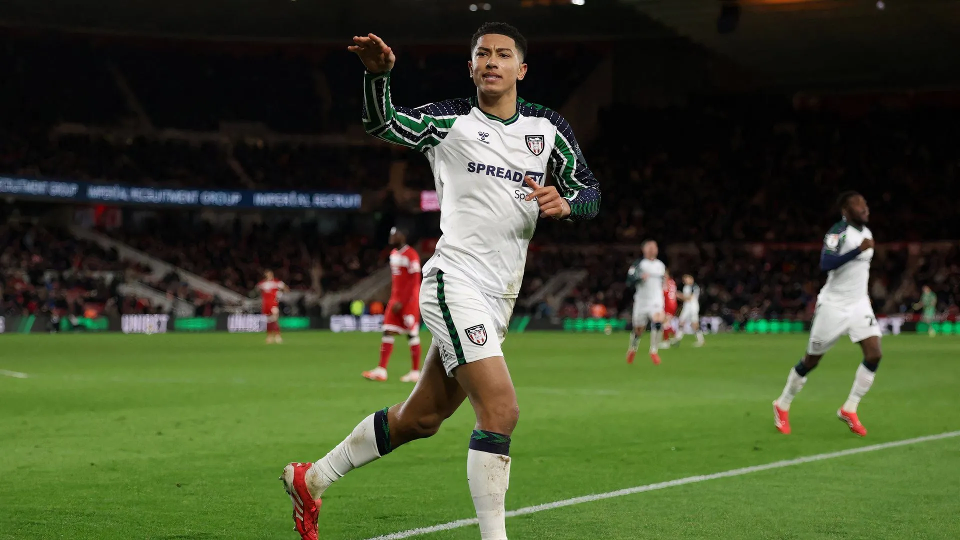 Jobe Bellingham ăn mừng bàn thắng quan trọng cho Sunderland trong trận đấu với Middlesbrough
