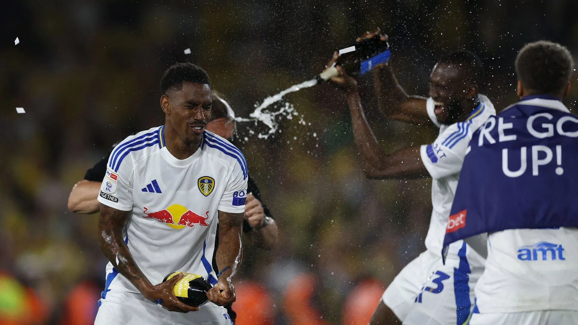 Junior Firpo ăn mừng chiến thắng cùng Leeds United tại Elland Road