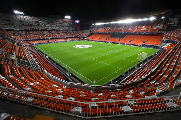 Khán đài dốc đặc trưng tại SVĐ Mestalla