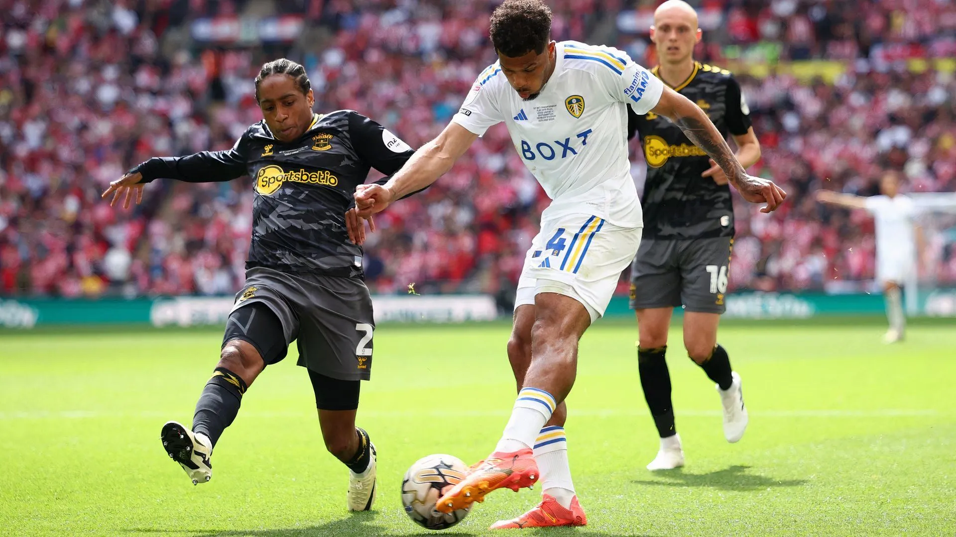 Kyle Walker-Peters của Southampton đối đầu Georginio Rutter của Leeds