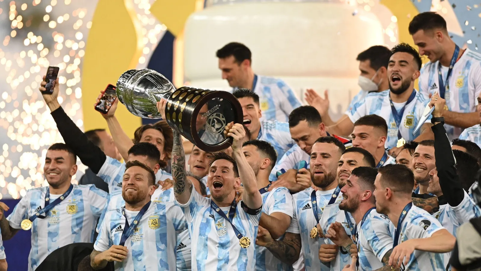 Lionel Messi nâng cao chiếc cúp vô địch Copa America vào năm 2021.